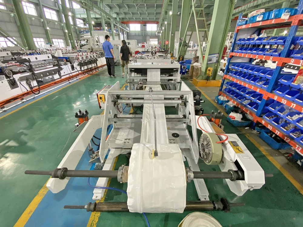 Система летающих ножей с нижней ластовицей, машина для горячего запечатывания и резки пакетов для изготовления сверхпрочных густых цементных пакетов