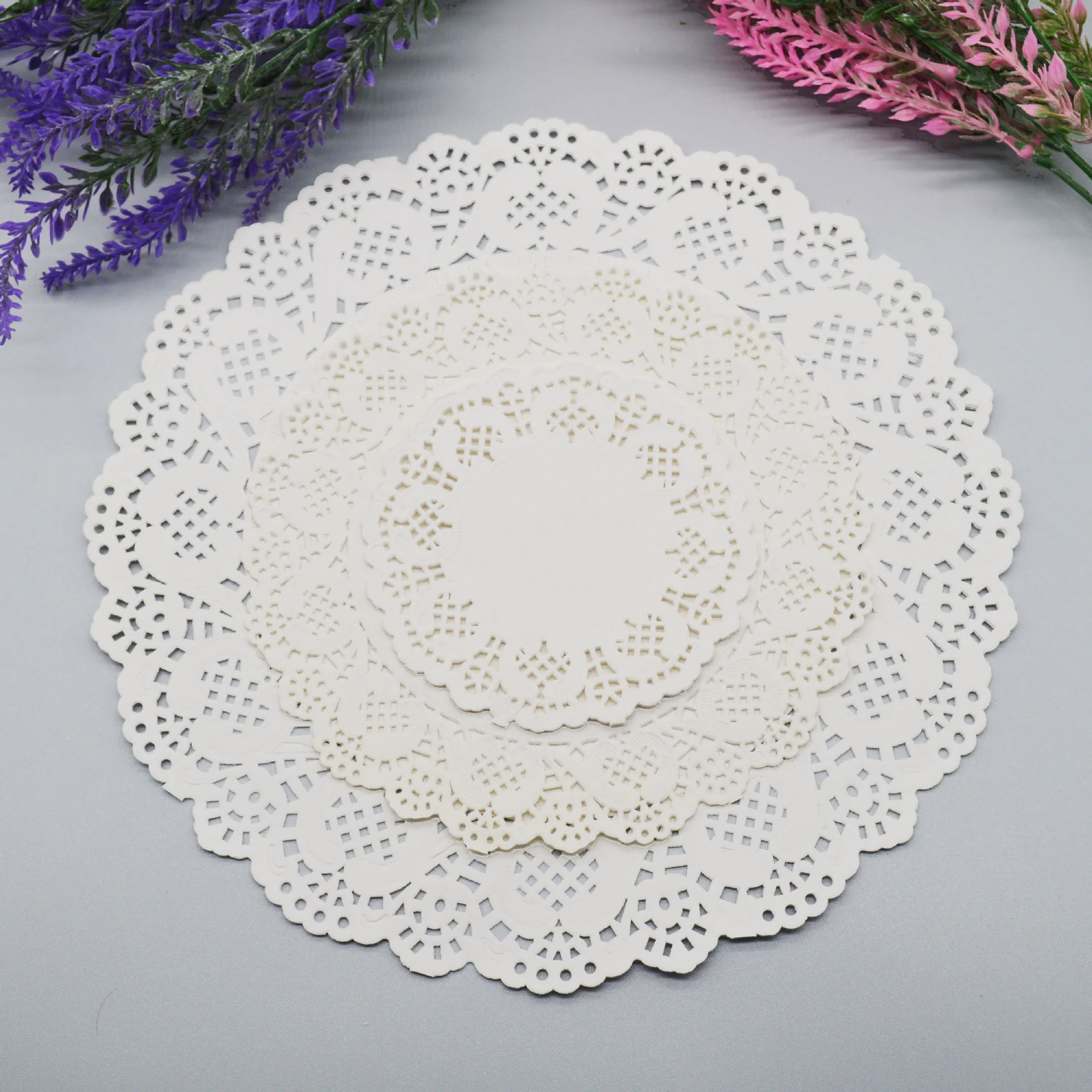 Decorative Disposable Greaseproof Food Pad For Cake Oil-Absorbing Paper Doily Placemats Lace Doily Plate Place Mat 10.5' Doyles
