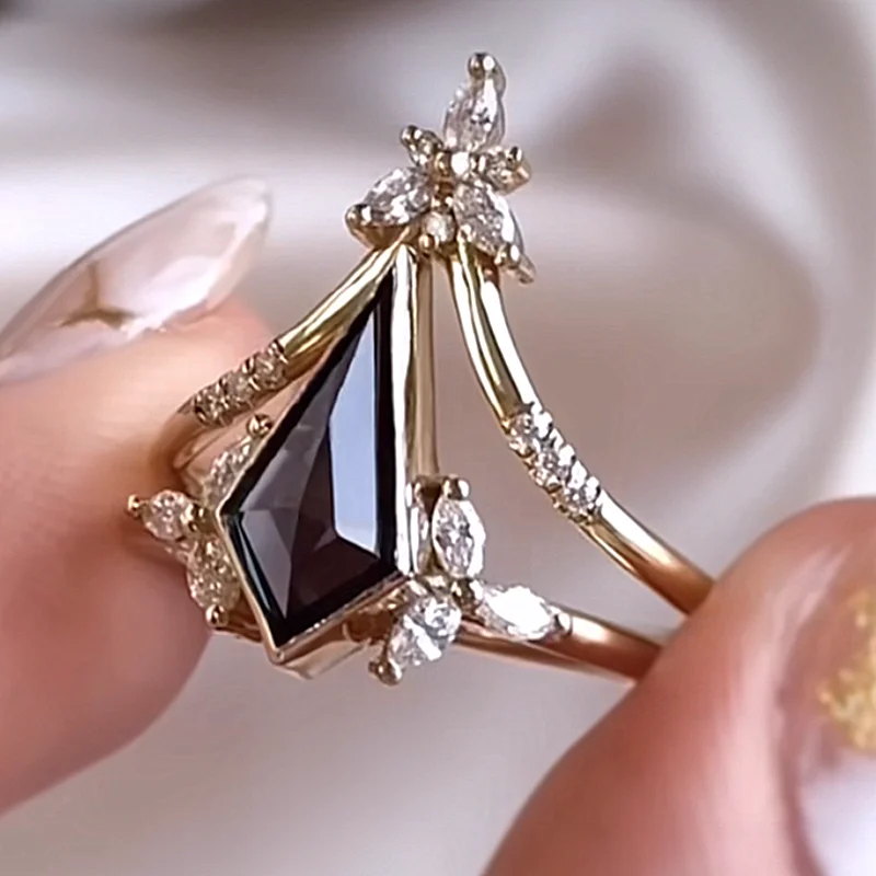 Fashionable black quadrilateral crystal diamond crown rings fashion for women.