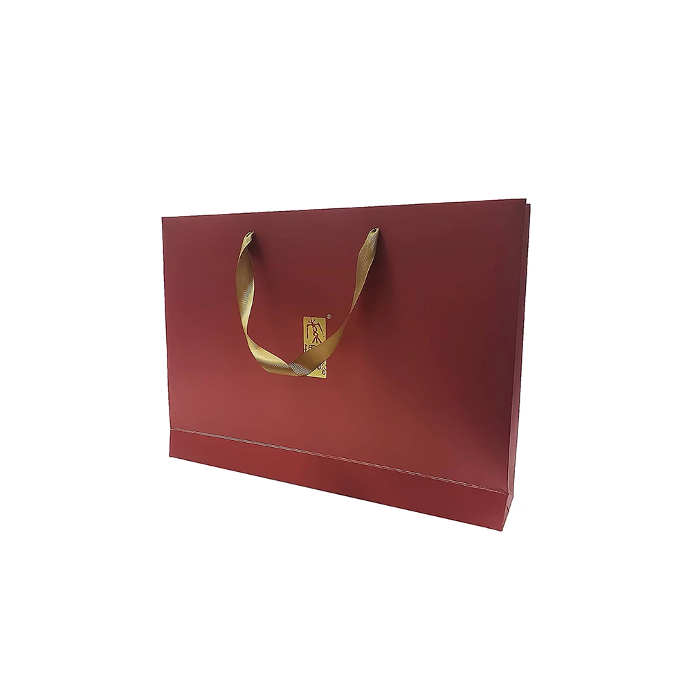 
Подарочная коробка из коричневой бумаги с логотипом и надписью 