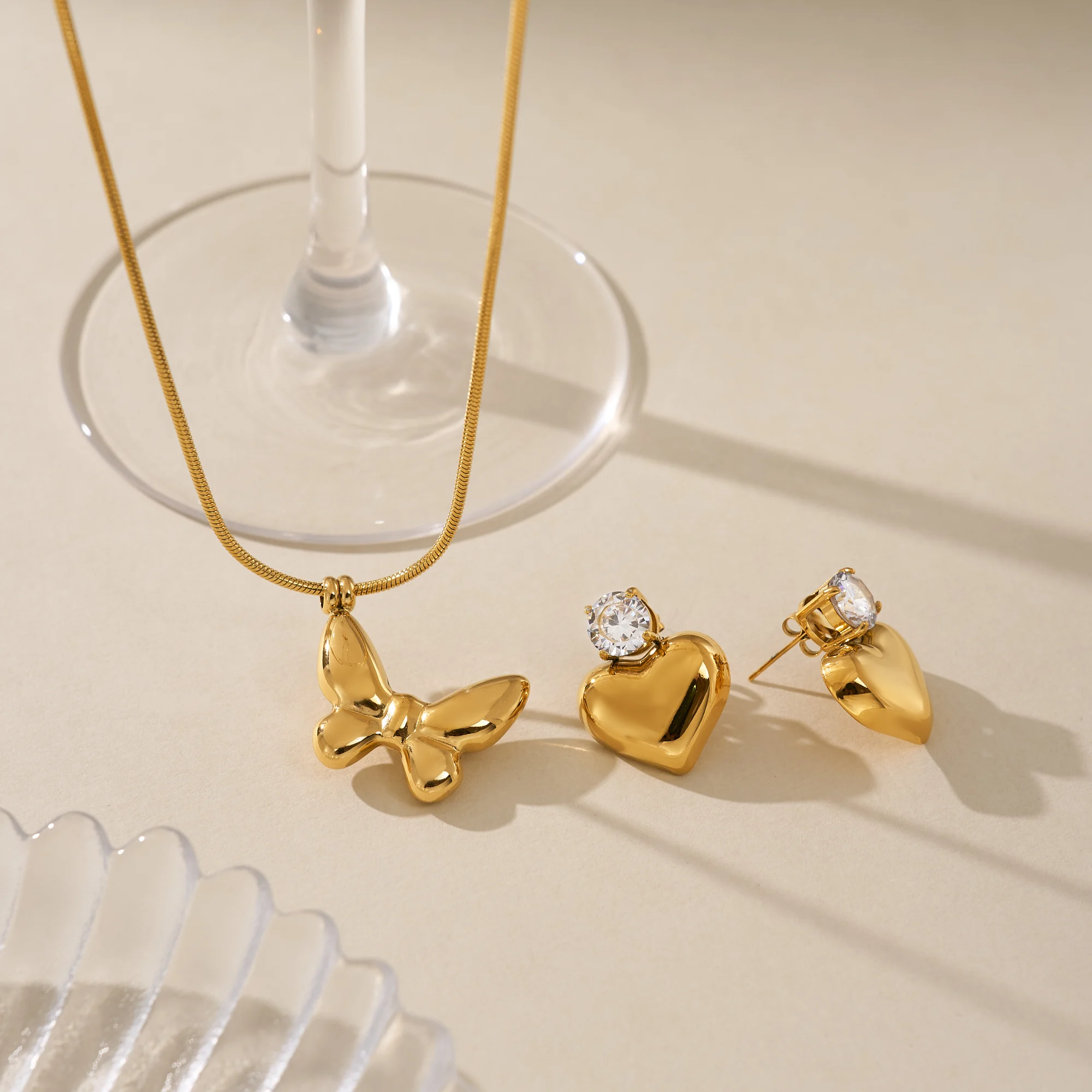 Dazan New Summer 18k Gold Plated Tarnish Free Stainless Steel Classic Bow Butterfly Super Shine Pendant Blade Necklace Women