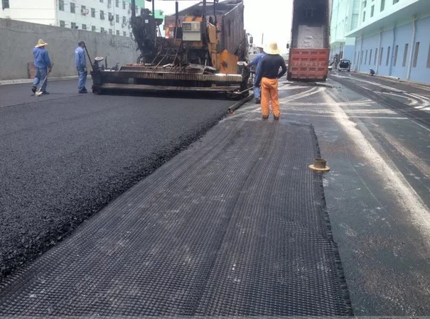 Георешетка для укрепления дорожного полотна с защитой от удержания и наклона