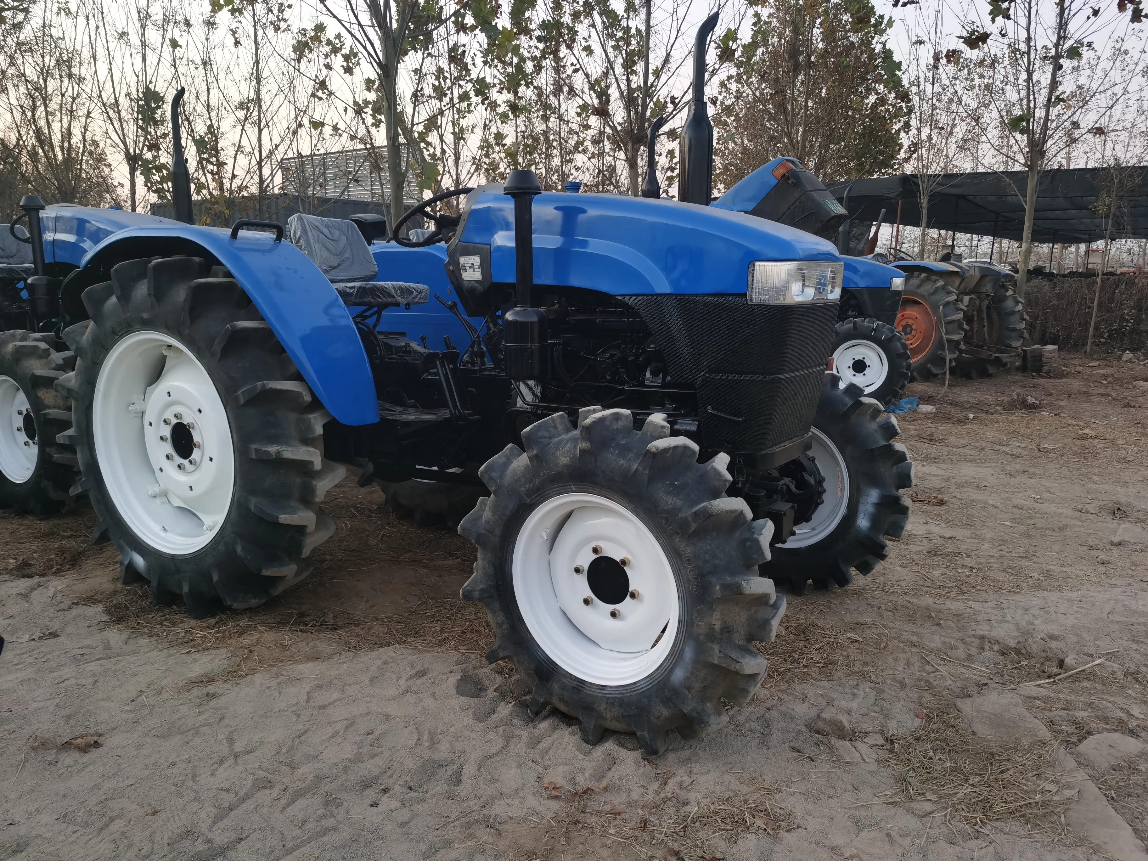  Сельскохозяйственный трактор New Holland