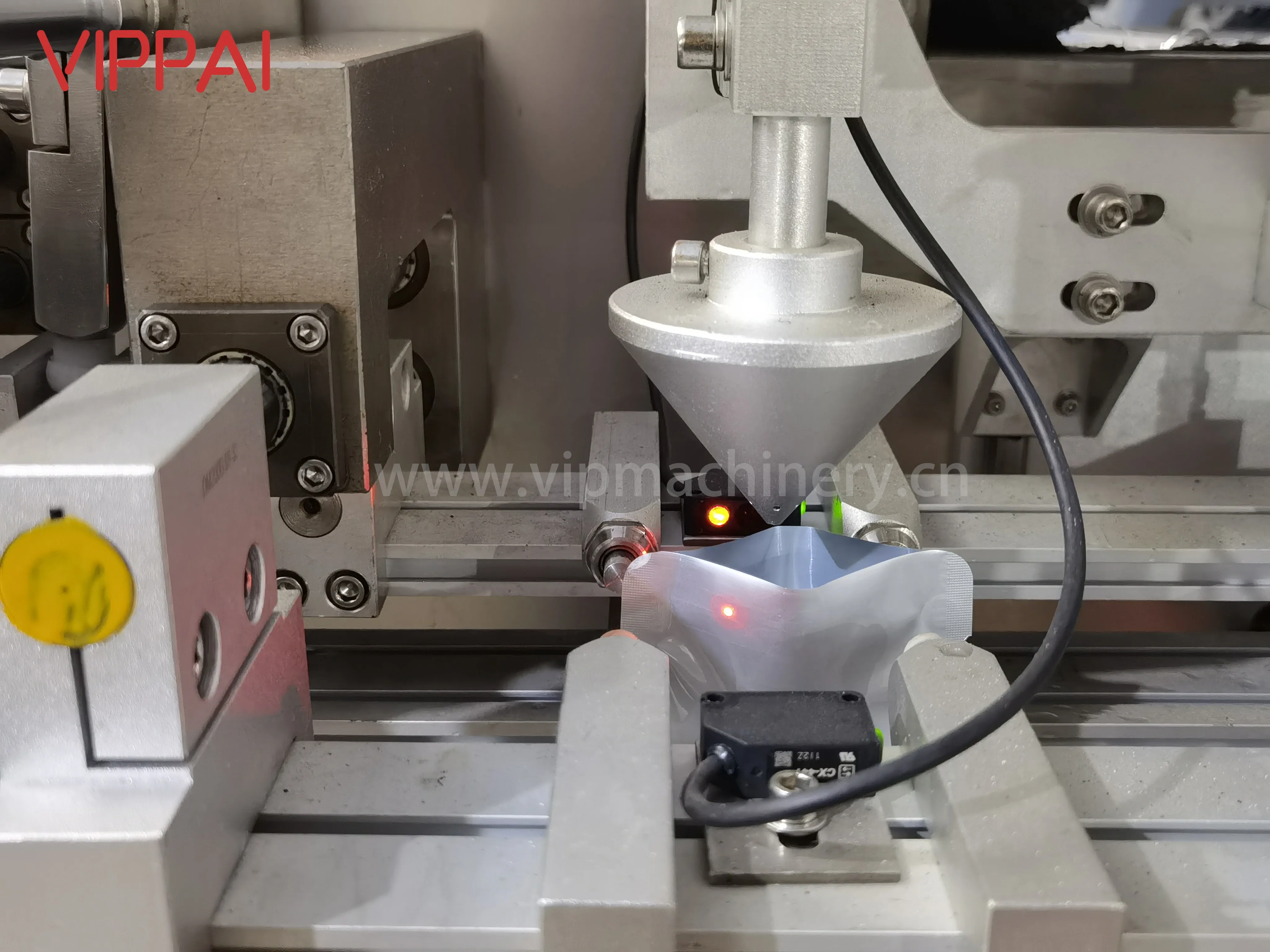 VIPPAI Turkey Popular Full Auto Beauty Cosmetics Face Beauty Fabric Facial Mask Sheet Making Packing Machine(Bag Making)