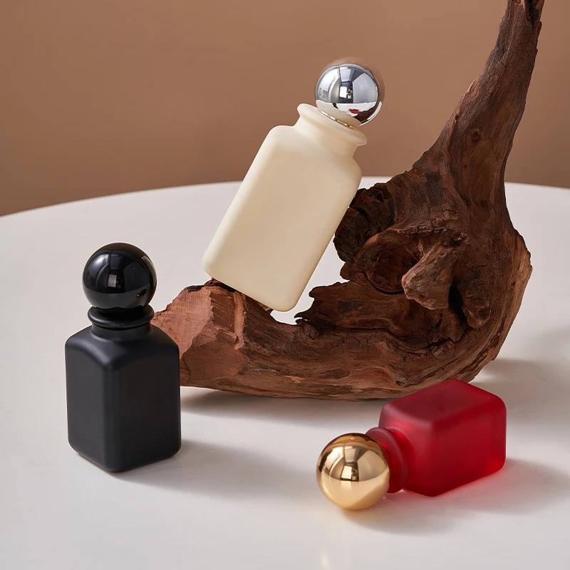 High Performance 30ml 50ml Red Black Flat Gold Frosted Perfume Bottles With Black Ball Cap