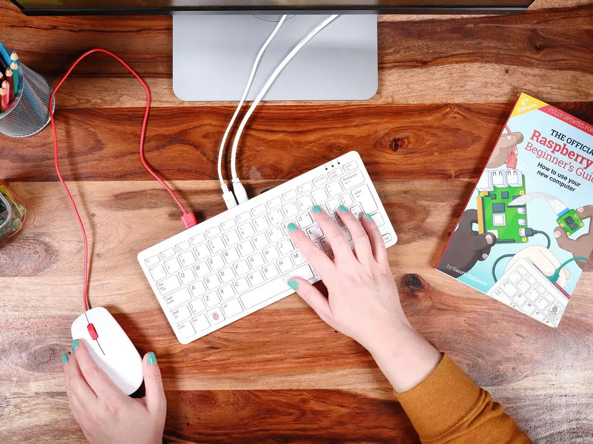 Четырехъядерный процессор Raspberry Pi 400, 64 ГБ ОЗУ, полный ПК с более быстрой клавиатурой Pi 4 в A