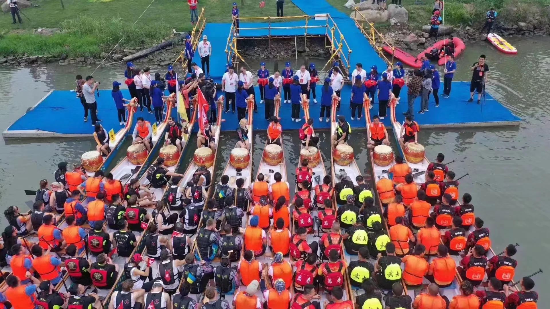 Customized Dragon Boat Race in Imitation of Ancient Times IDBF 12 People Dragon Boat