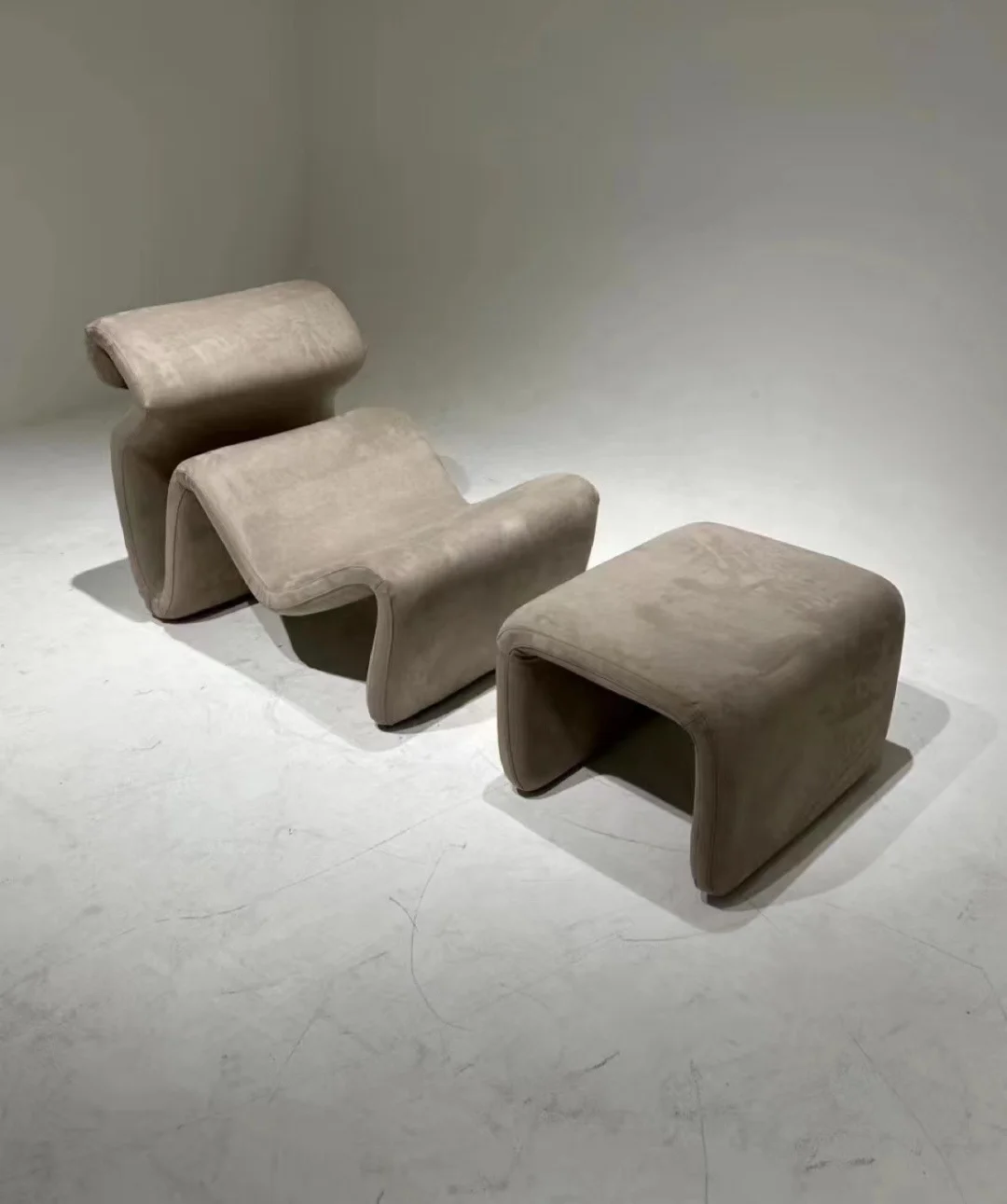 MEIJIA Designer abstract lines fold and Etcetera Bend bendy velvet Lounge Chair fiberglass profiled lounge chair