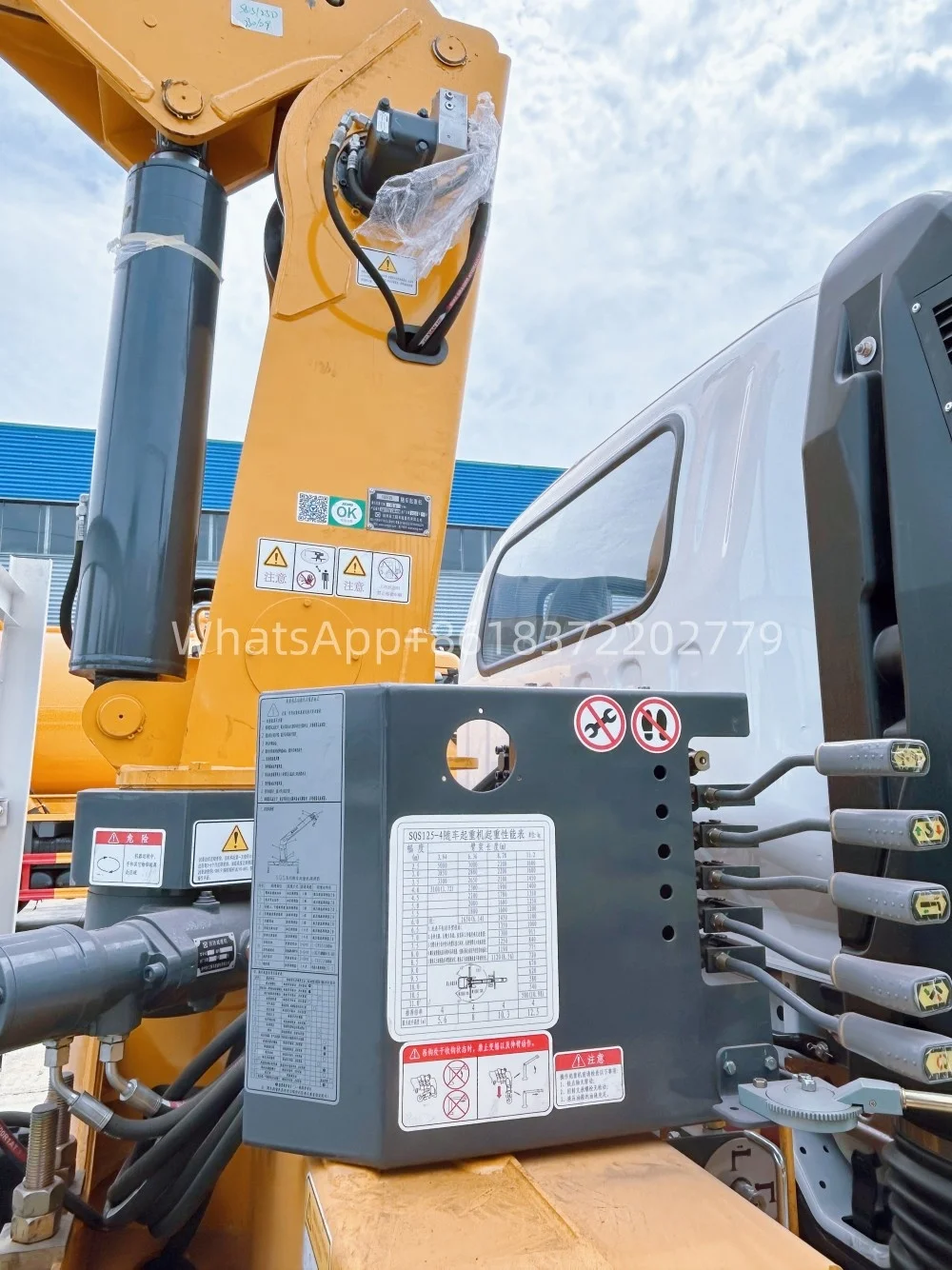 China factory direct sale good price ISUZU ELF forward 6wheel xcmg 5t boom truck with basket for sale