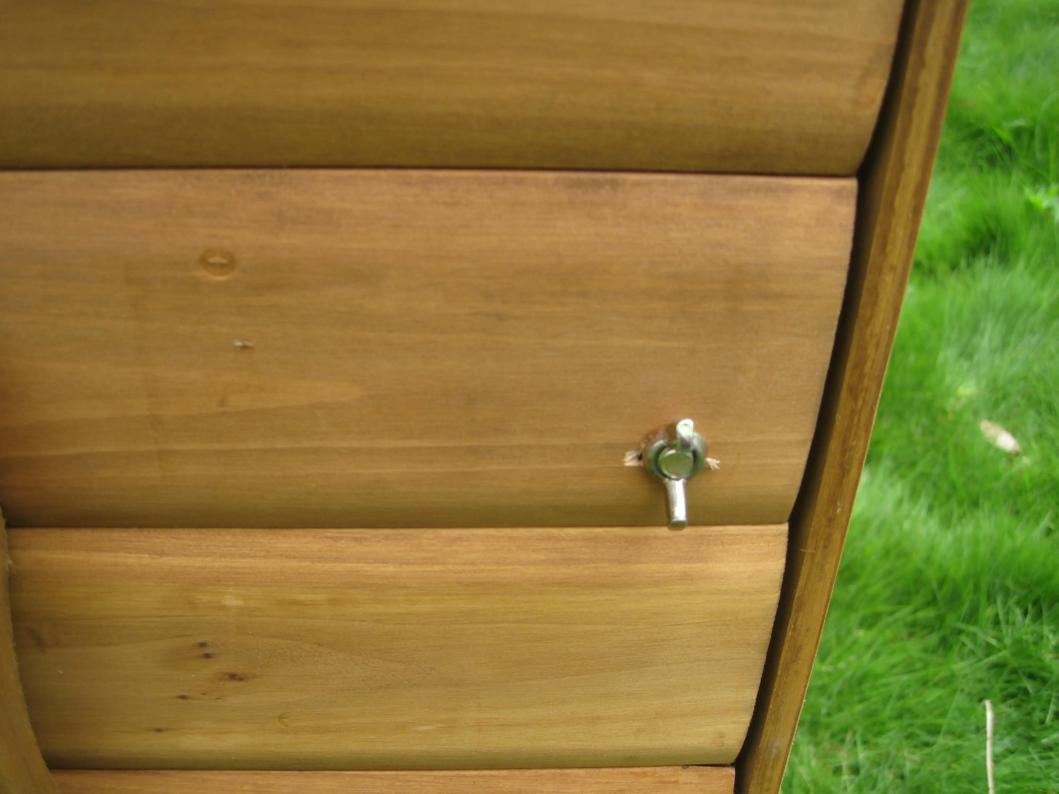 Factory Custom HALF MOON HOBBIT STYLE New Design Asphalt Roof Chicken Coop 6 birds Hen House with large Galvanized Wire running