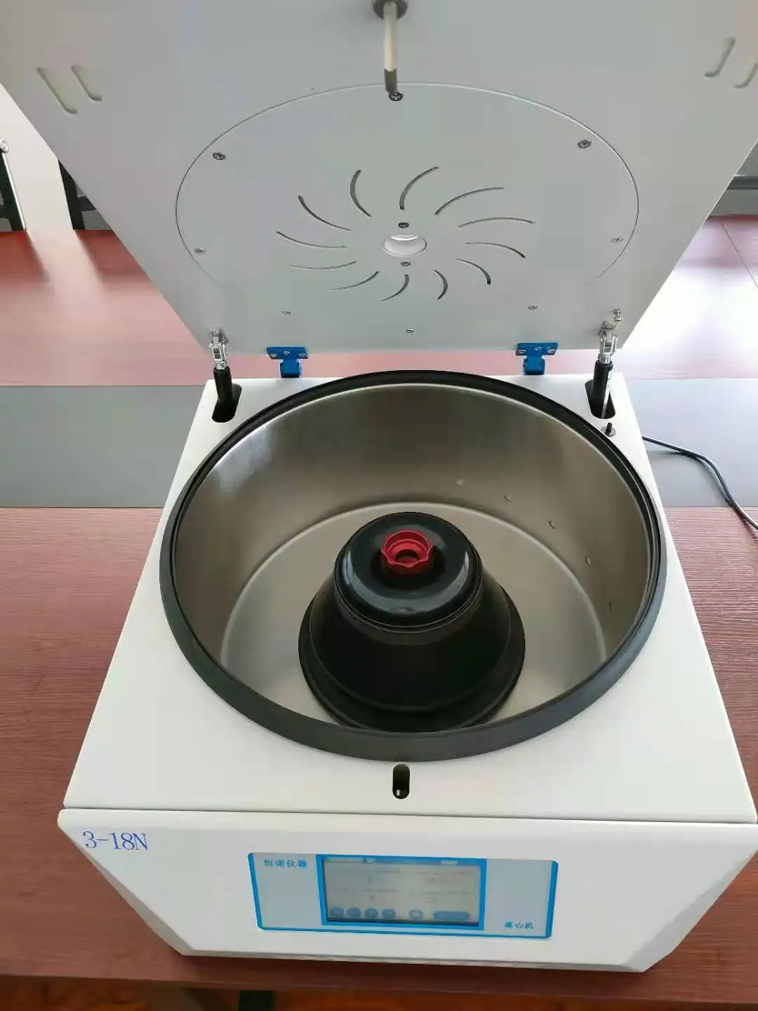 Superior performance, safe and reliable rotating speed 18500 r / min rpm clinical medical centrifuge