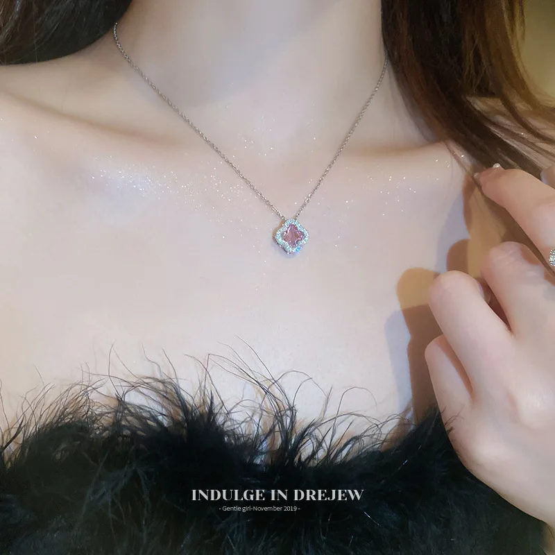 Korean version of the niche design high-grade titanium steel necklace female Joker does not fade hot girl temperament clavicle c