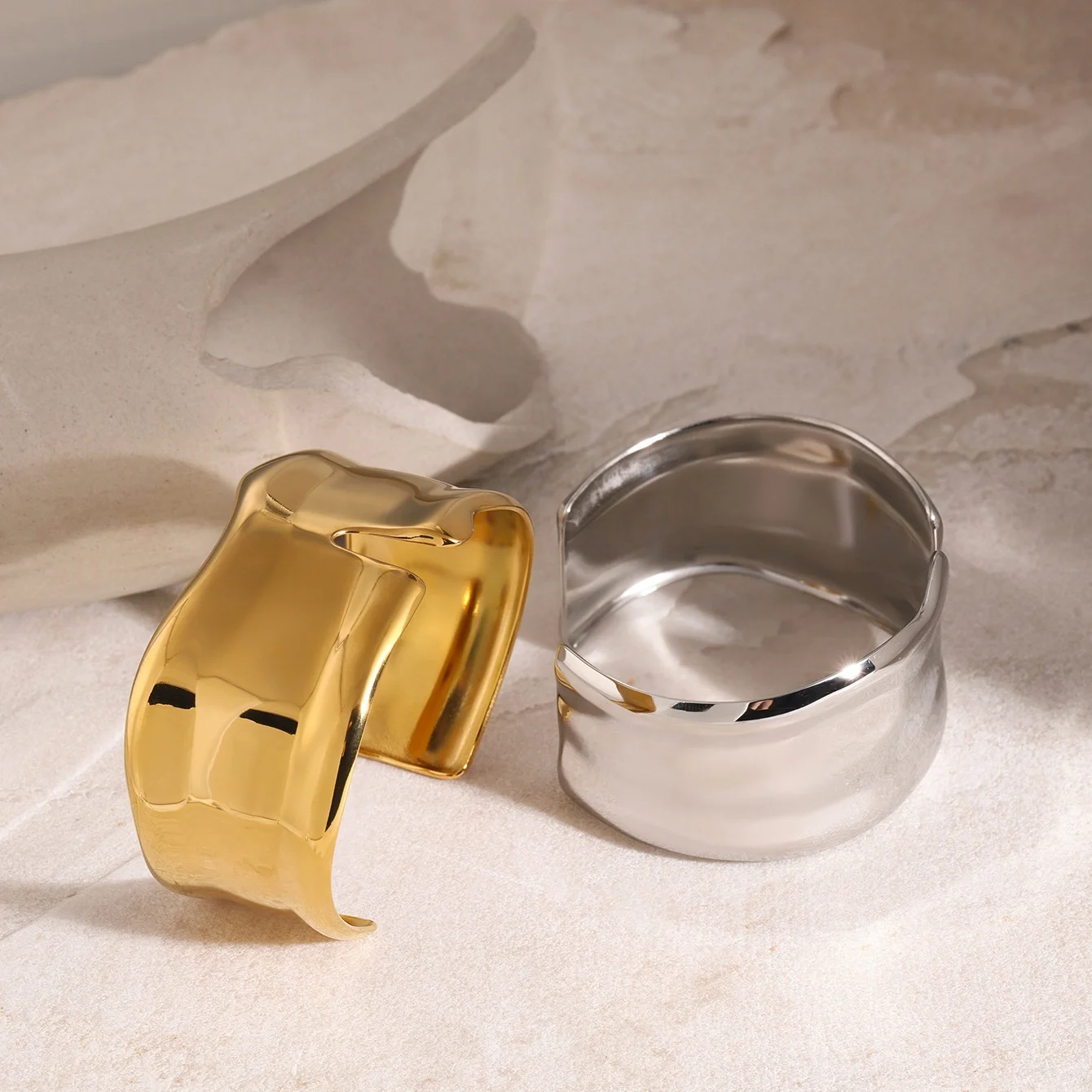 2024 Aretas European And American Retro Style 18k Gold Stainless Steel Wide Faced Notched Waterproof Non Oxidizing Open Bracelet