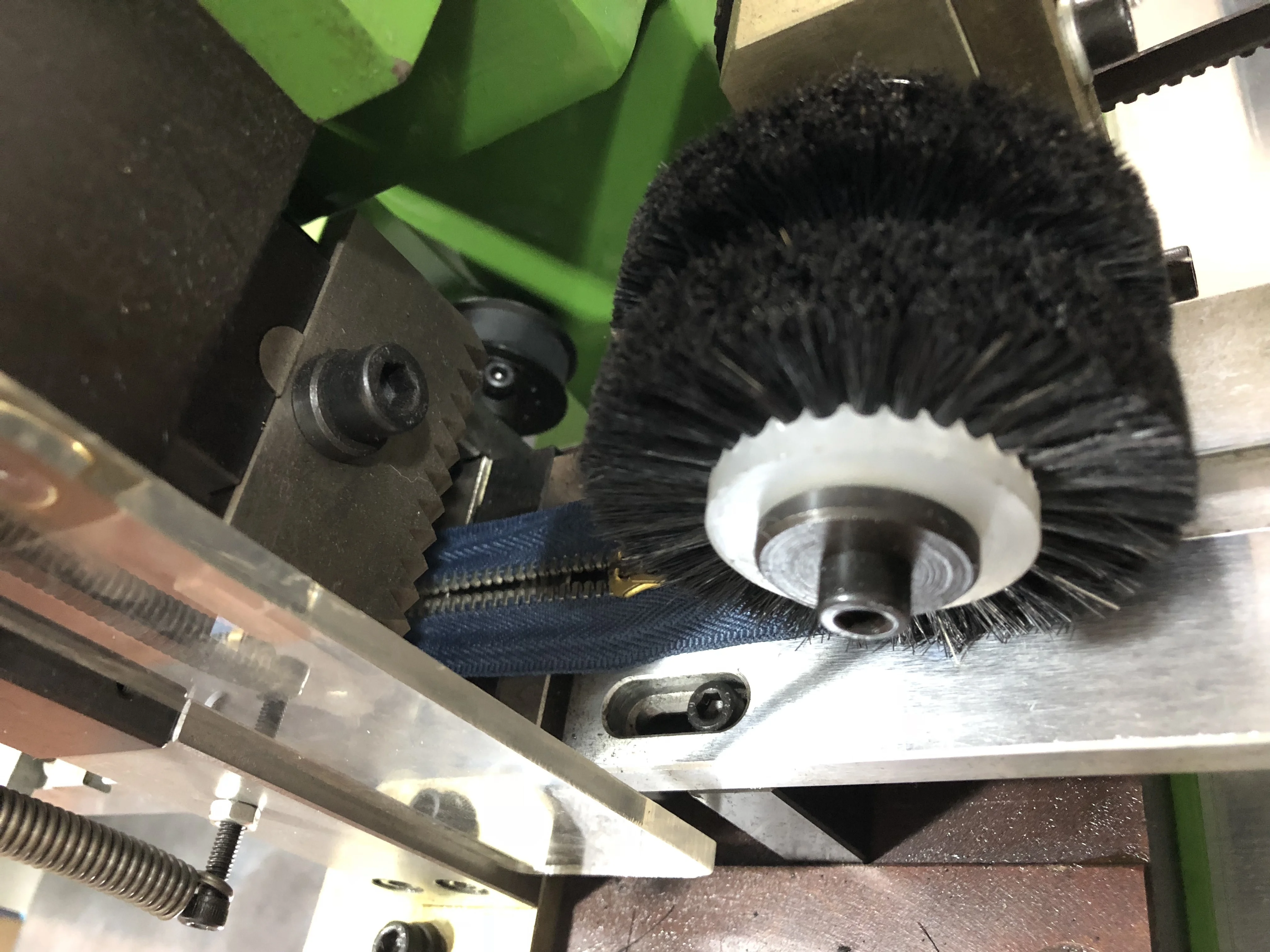 Automatic air-operated zig-zag cutting machine for closed-end zipper