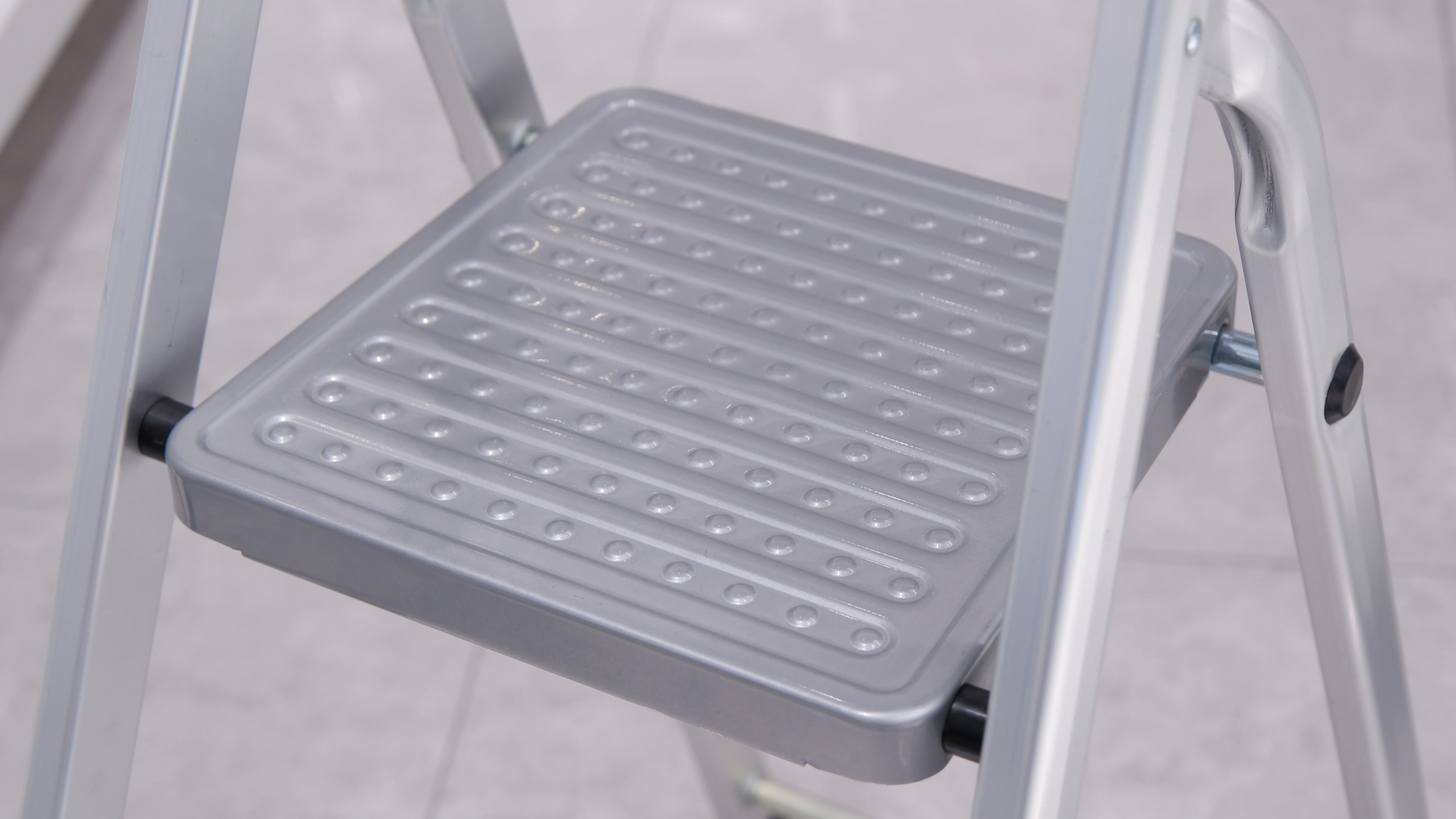 Extra wide step aluminum ladders aluminum top platform 6 step home use aluminum stepstools ladder with tool tray