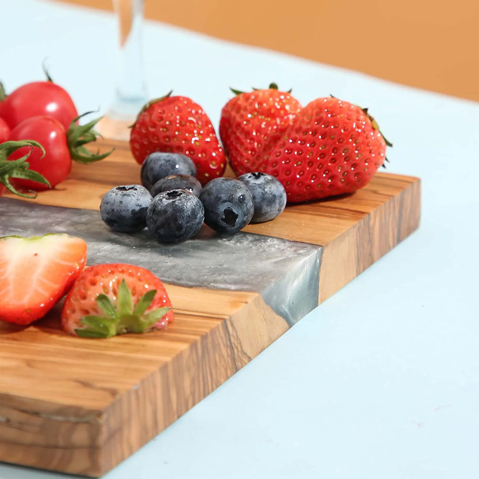 Luxury High Quality Personalized Acacia Wood Epoxy Resin Cutting Board for Kitchen
