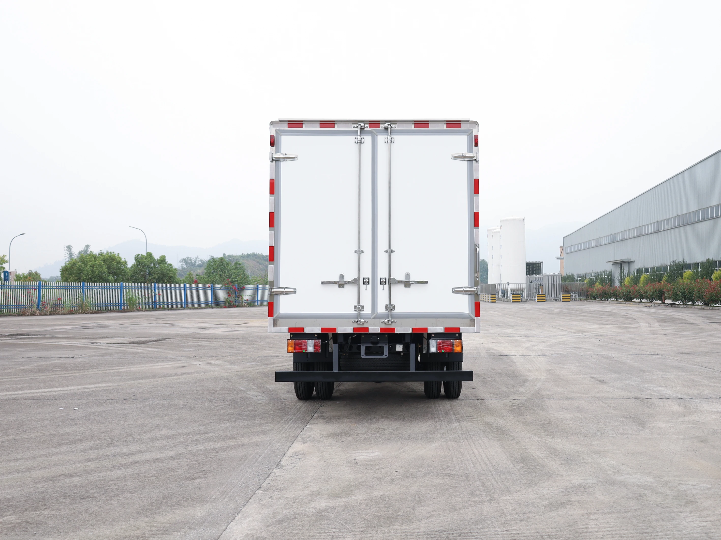 High Quality ISUZU Light Truck 4T 98HP 4x2 Euro 2 3 4 5 6 box body Lorry close NKR55 Van Cargo Truck