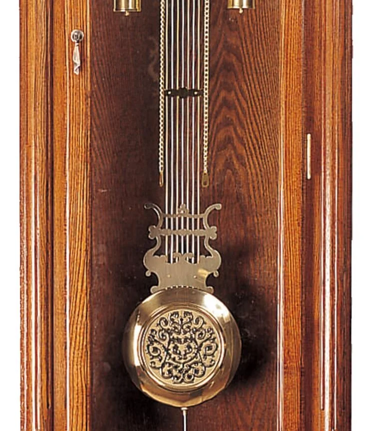 Деревянные часы с дедушкиным полом выбирают виниры из лиственных пород дерева, что обеспечивает долговечность и долговечность. Золотой финиш дуба