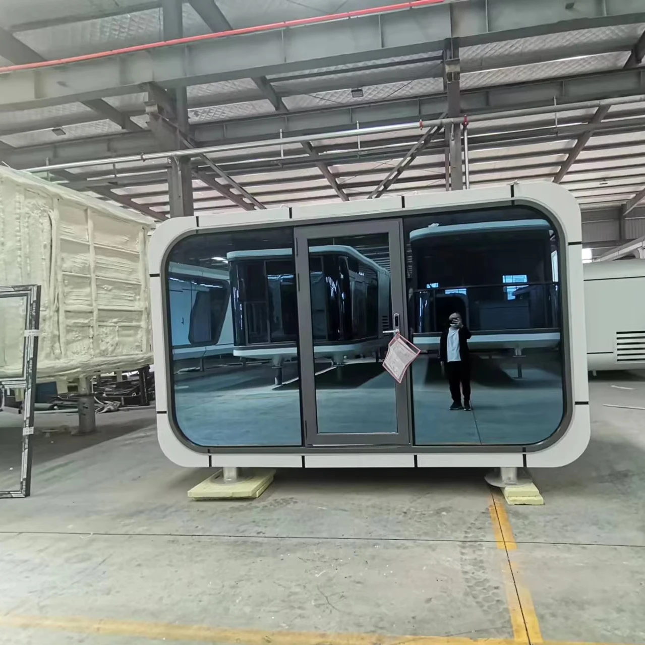 Luxury Glamping Hotel Apple Cabin Container House New Steel Mobile Prefab House Anti-Seismic 1 Year Warranty