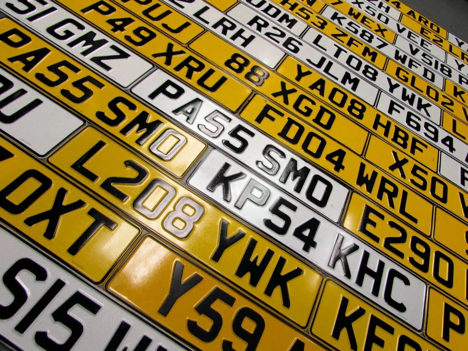 Британские легальные 2 тисненые прессованные автомобильные металлические номерные таблички