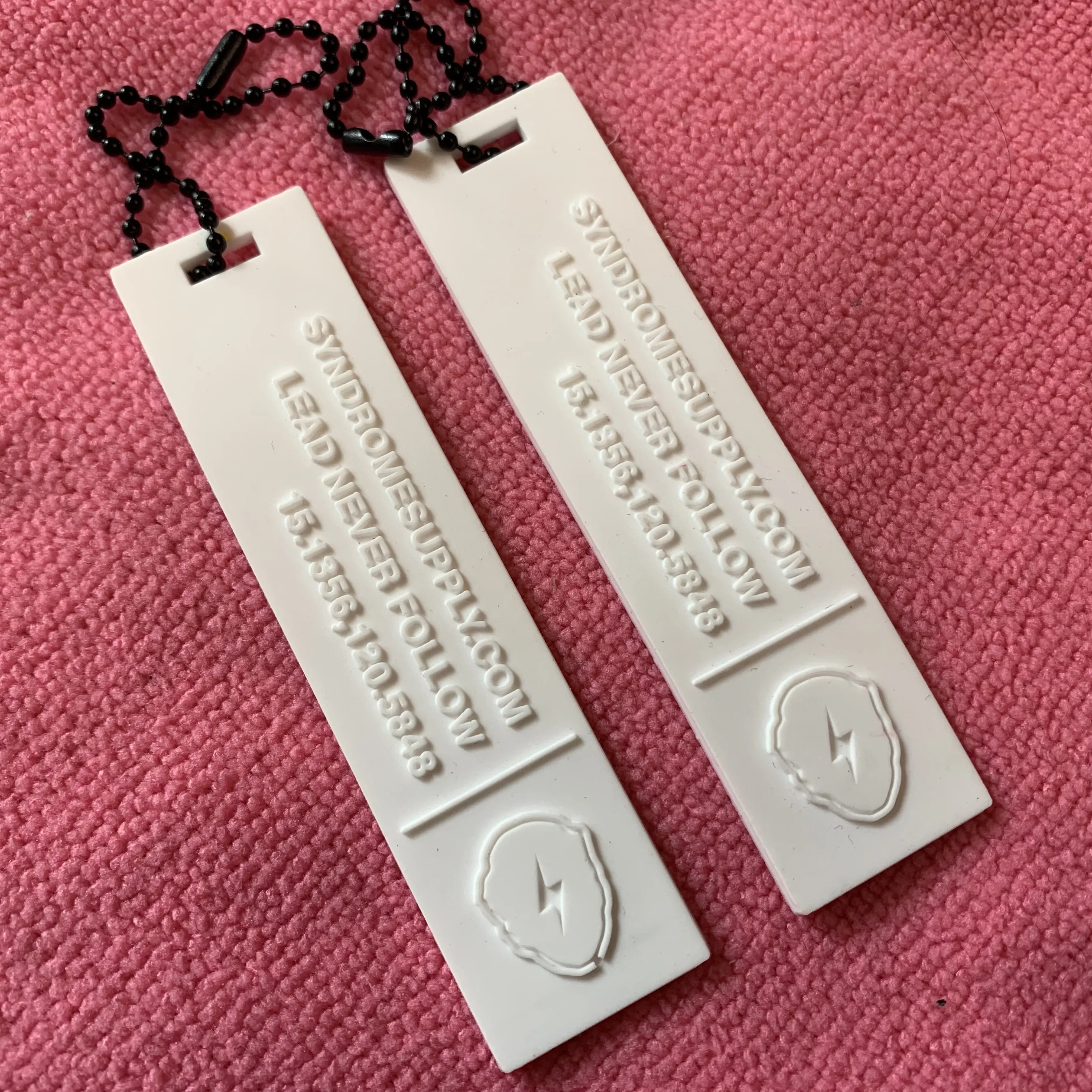 solid white color garment rubber hangtag,single color waterproof soft PVC rubber hang tag for clothing