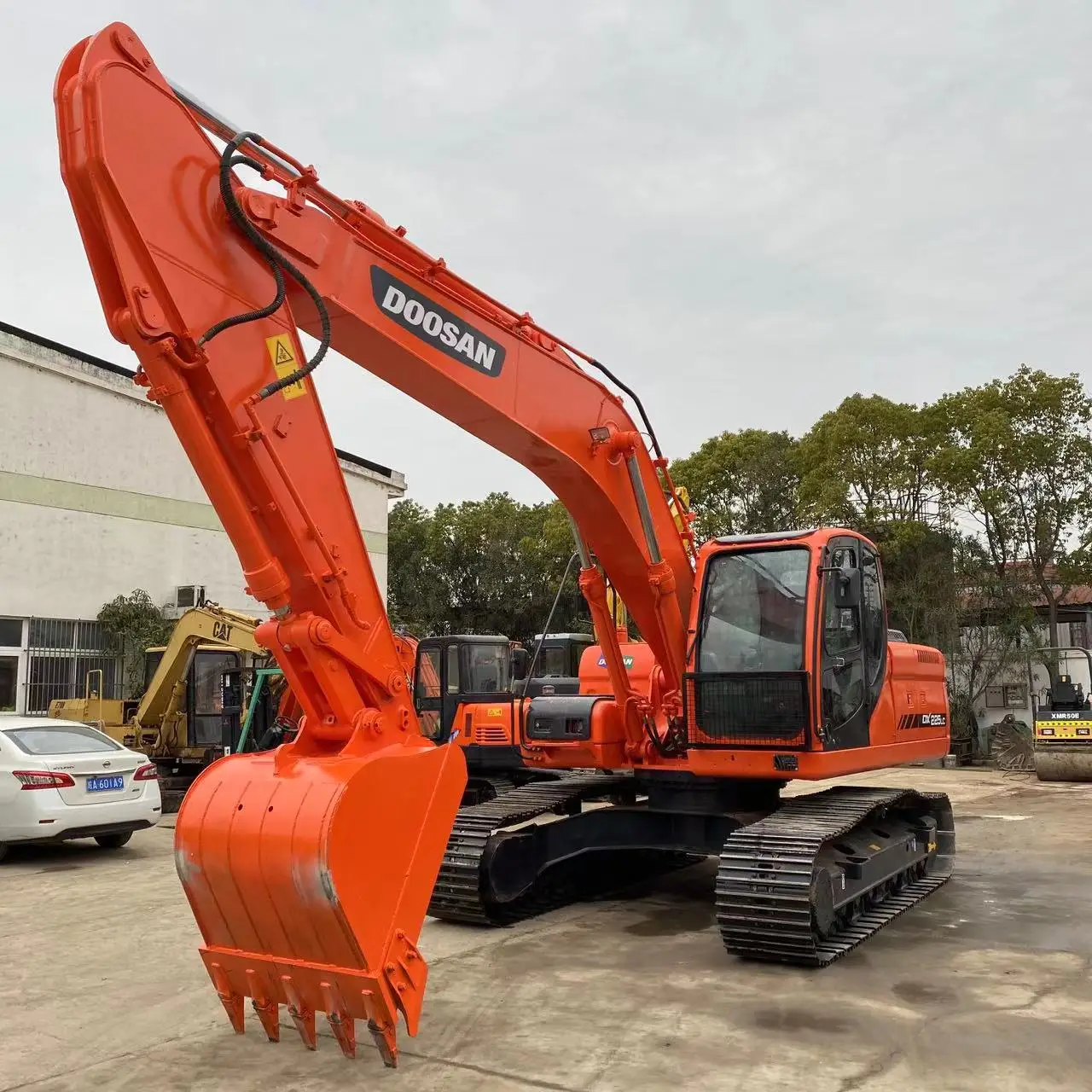 Doosan Excavators DX225 LC with high quality and low price on hot sale in shanghai