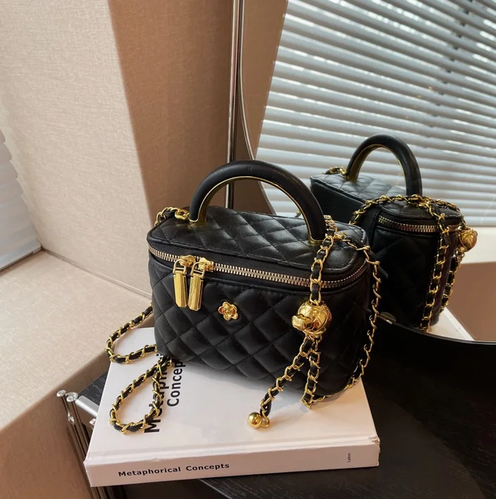 Wholesale fashion handbags 2024 light lady luxury chain Bags Lady Design Purses For Woman