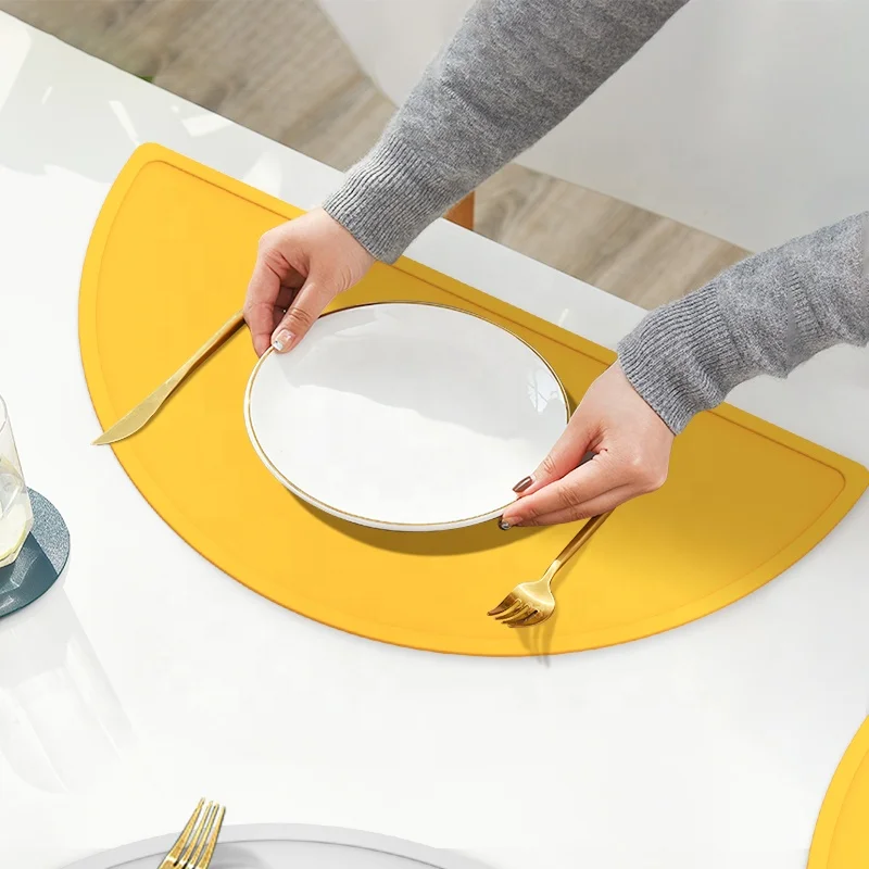 Round Waterproof Silicone Kitchen Table Mats Sets for Dining Room Restaurants Individual Dine Placemats and Coasters