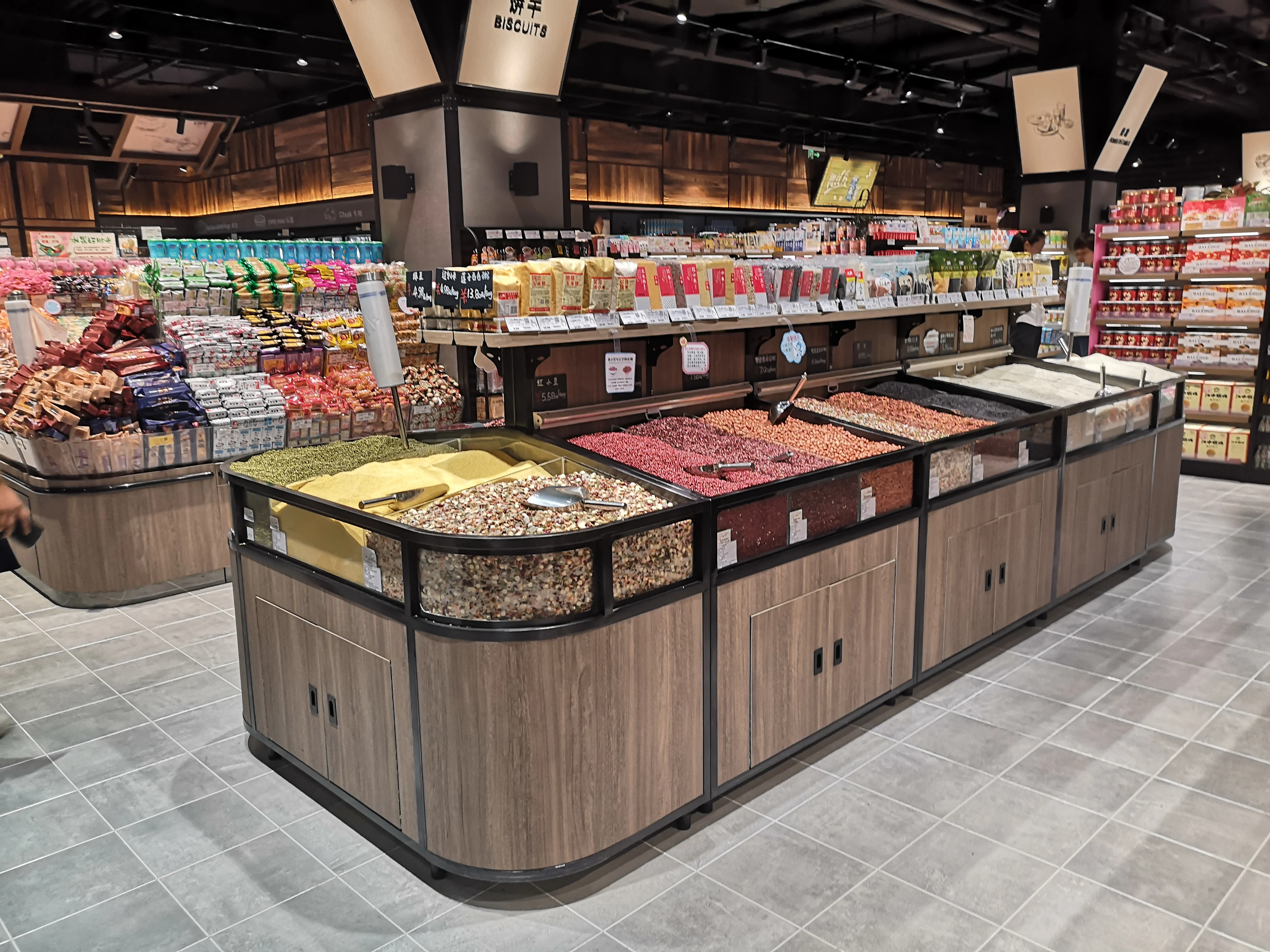 Supermarket Snacks Food Display Racks Rice Display Shelves Customized Wooden Candy  fruit display shelf