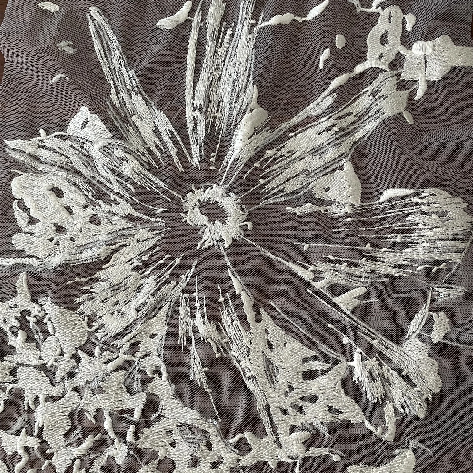 High Selling Big White Flower Design Bridal Embroidery Lace Fabric Tulle Net Sequin Lace for Lady Woman Gown Dress
