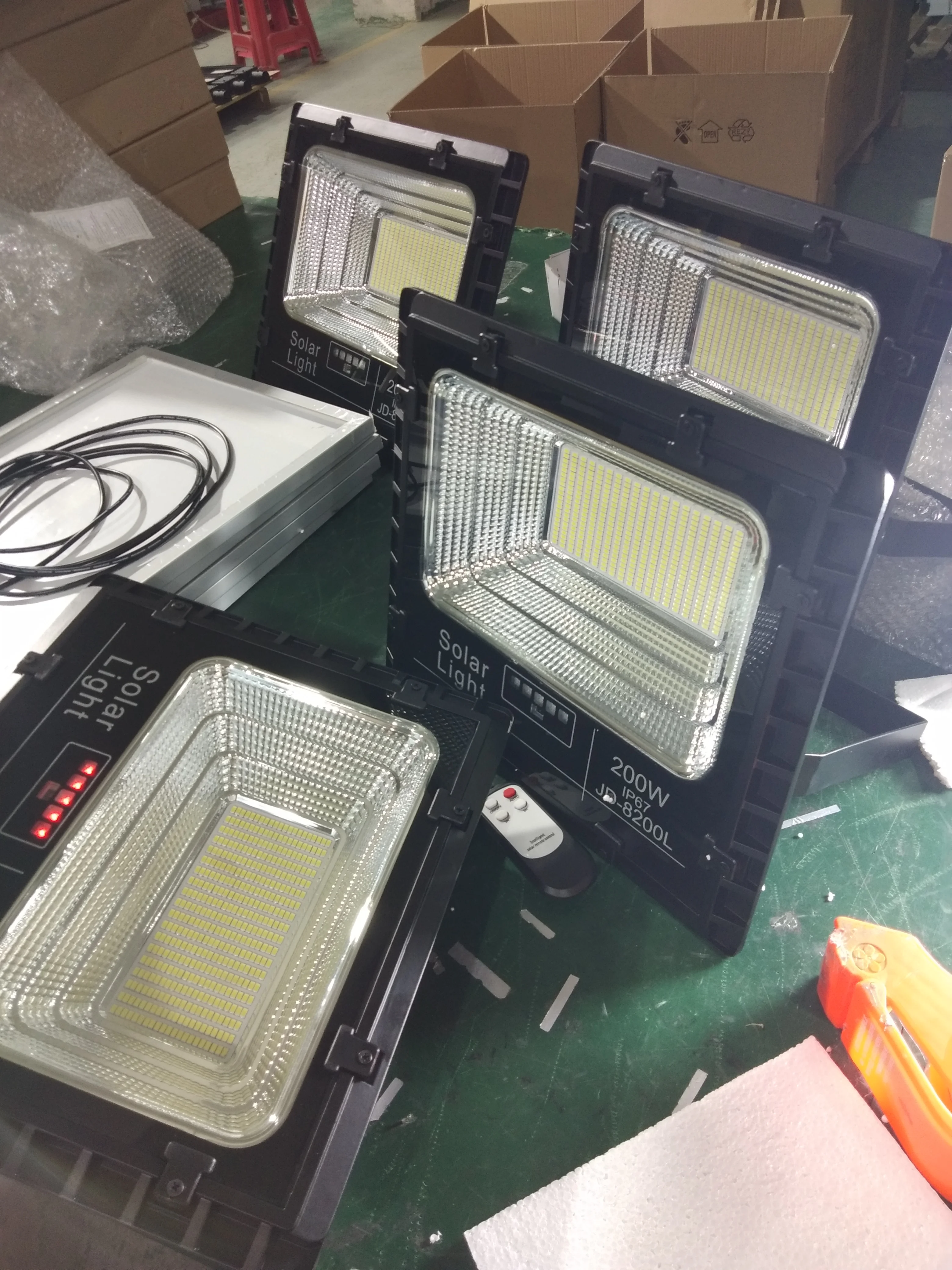 Remote Control Reflector Solar Flood Lights with Battery Charge Indicator, High Lumens 200W Solar Light Reflector