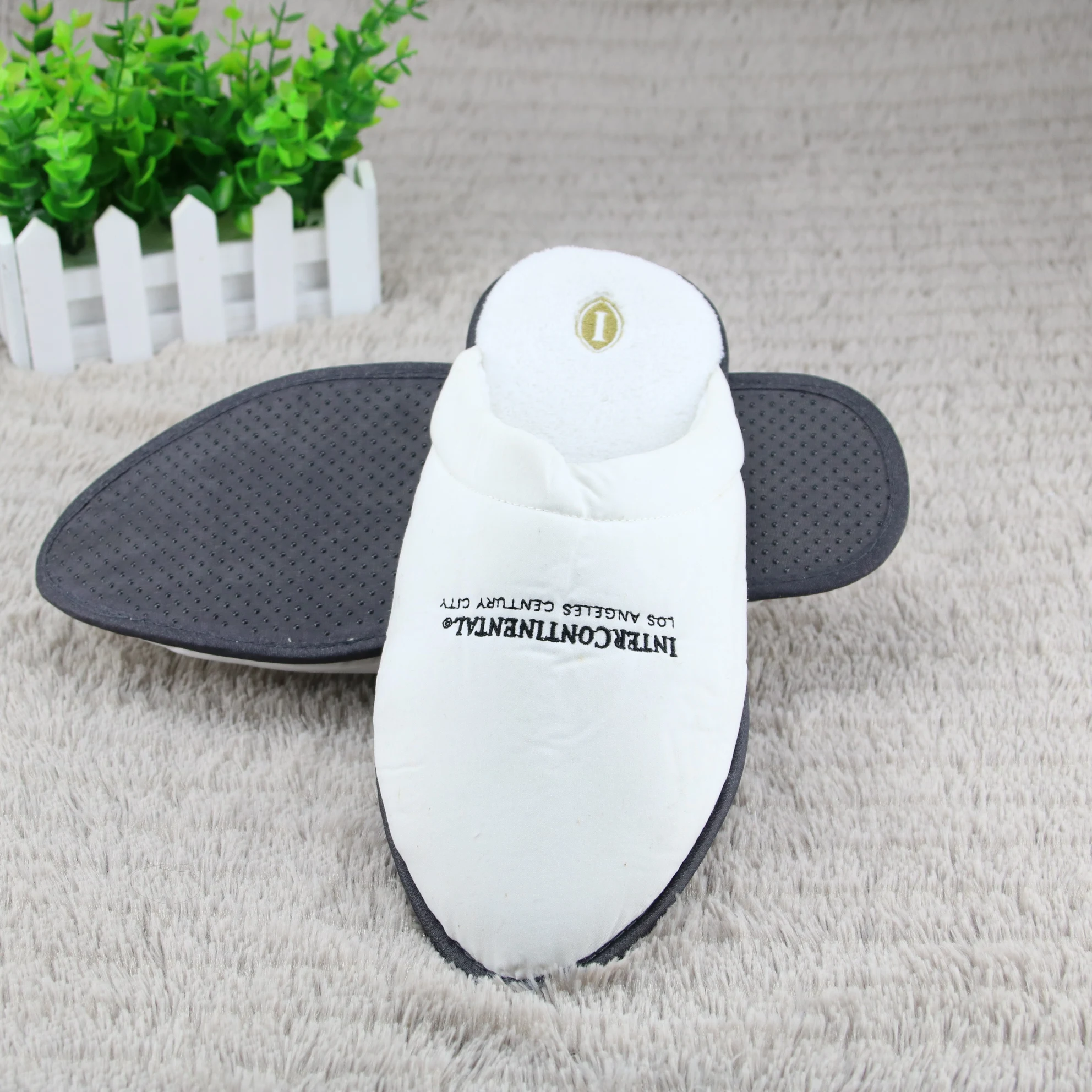 luxury  white custom style  slipper for custom hotel guest slippers