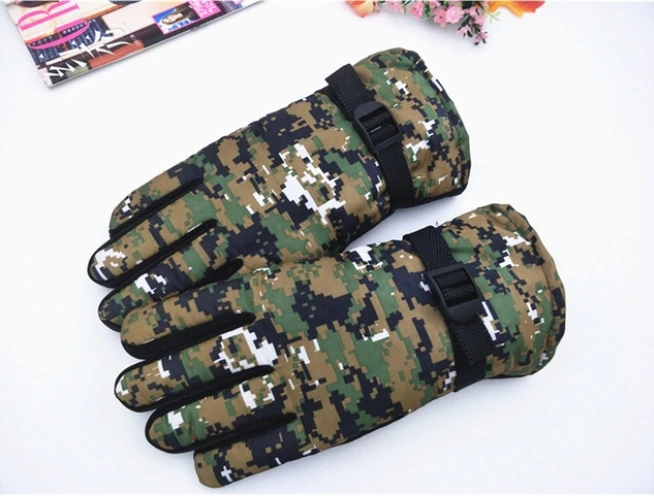 Winter ski and cycling gloves and camouflage thickened and fleece-resistant warm and non-slip adult gloves