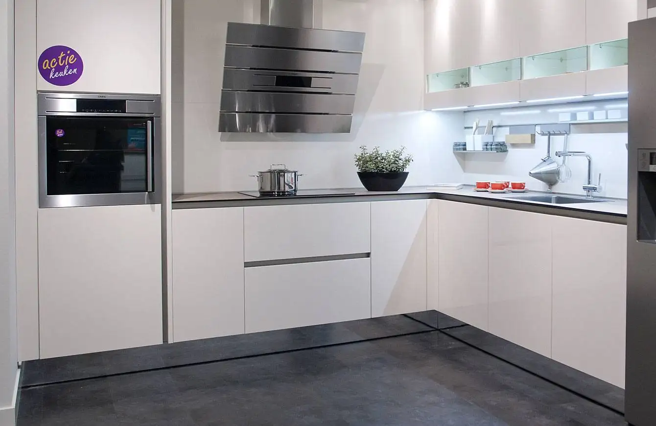 Free design U shape kitchen Europe white painted lower door kitchen cabinet with stainless steel knobs