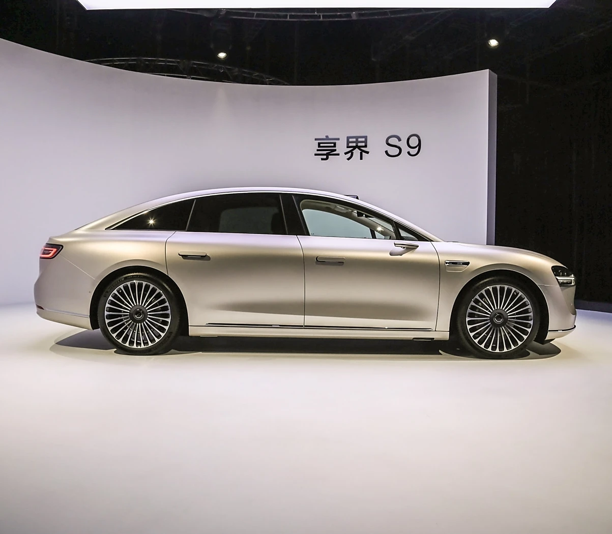 Китайская Марка HUA WEI BAIC бренд S9 модель 4 колеса привод высокоскоростные чистые электрические автомобили цена для взрослых 2024