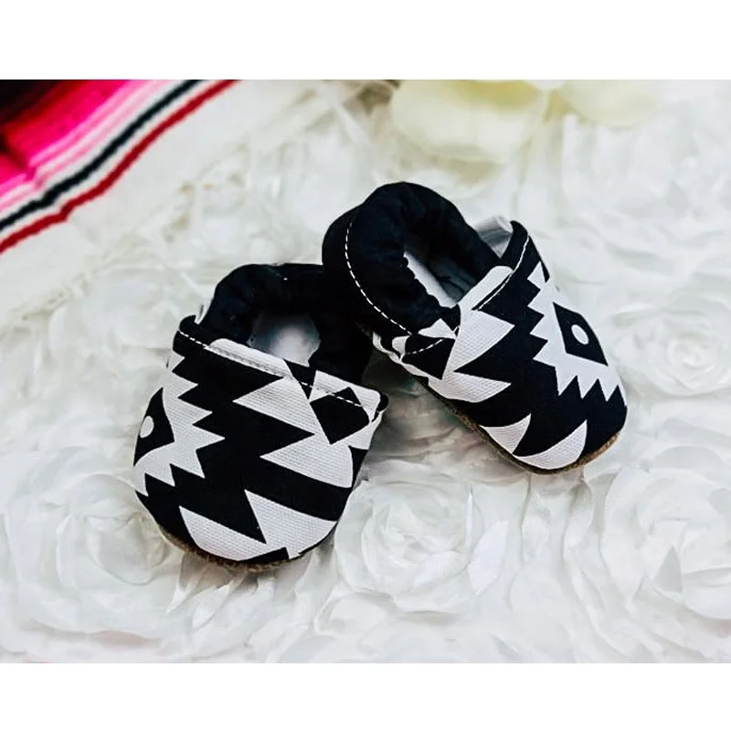 Wholesale Trendy Toddler Shoes Handmade Black White Aztec Baby Moccs