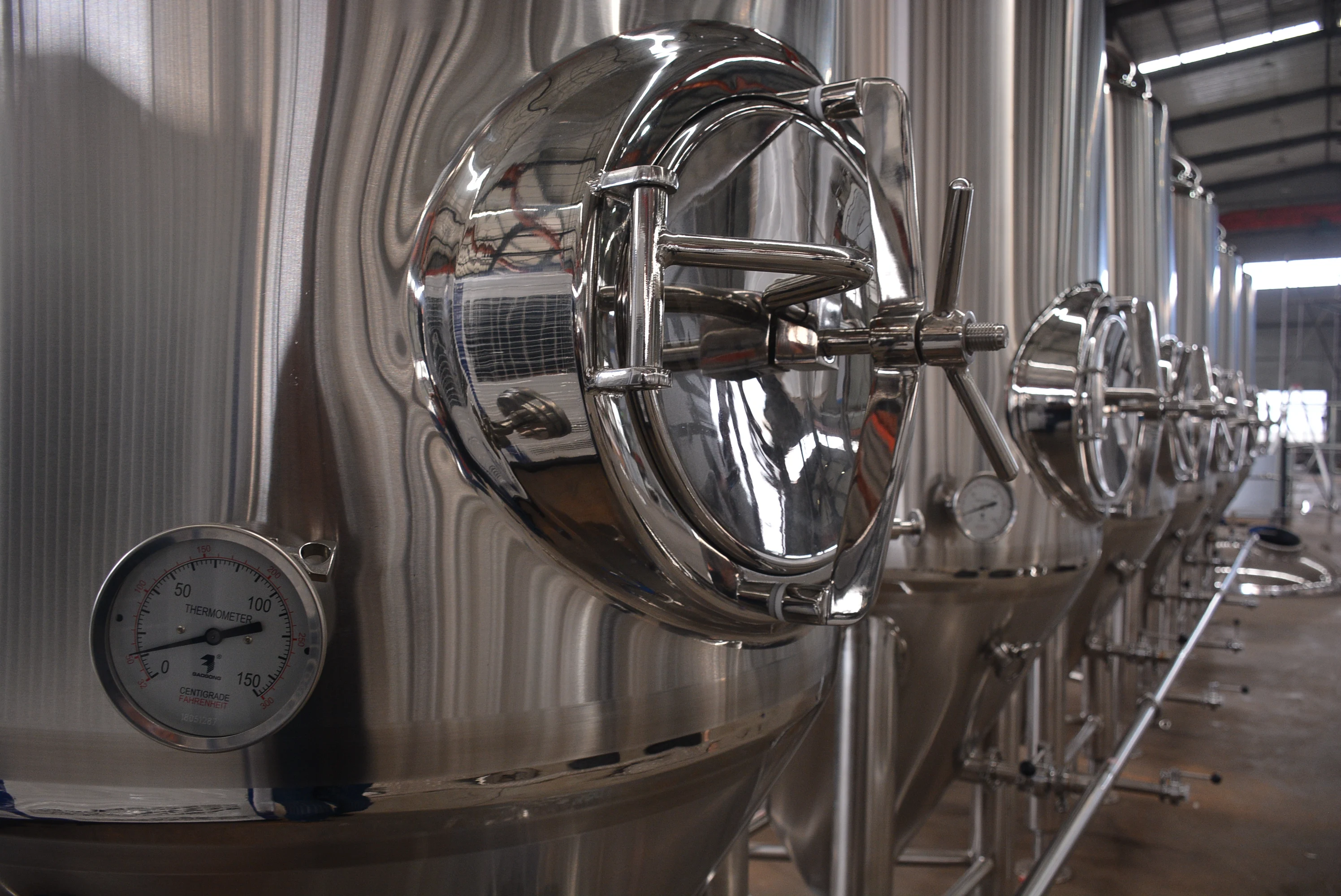 Beer brewing fermenting equipment