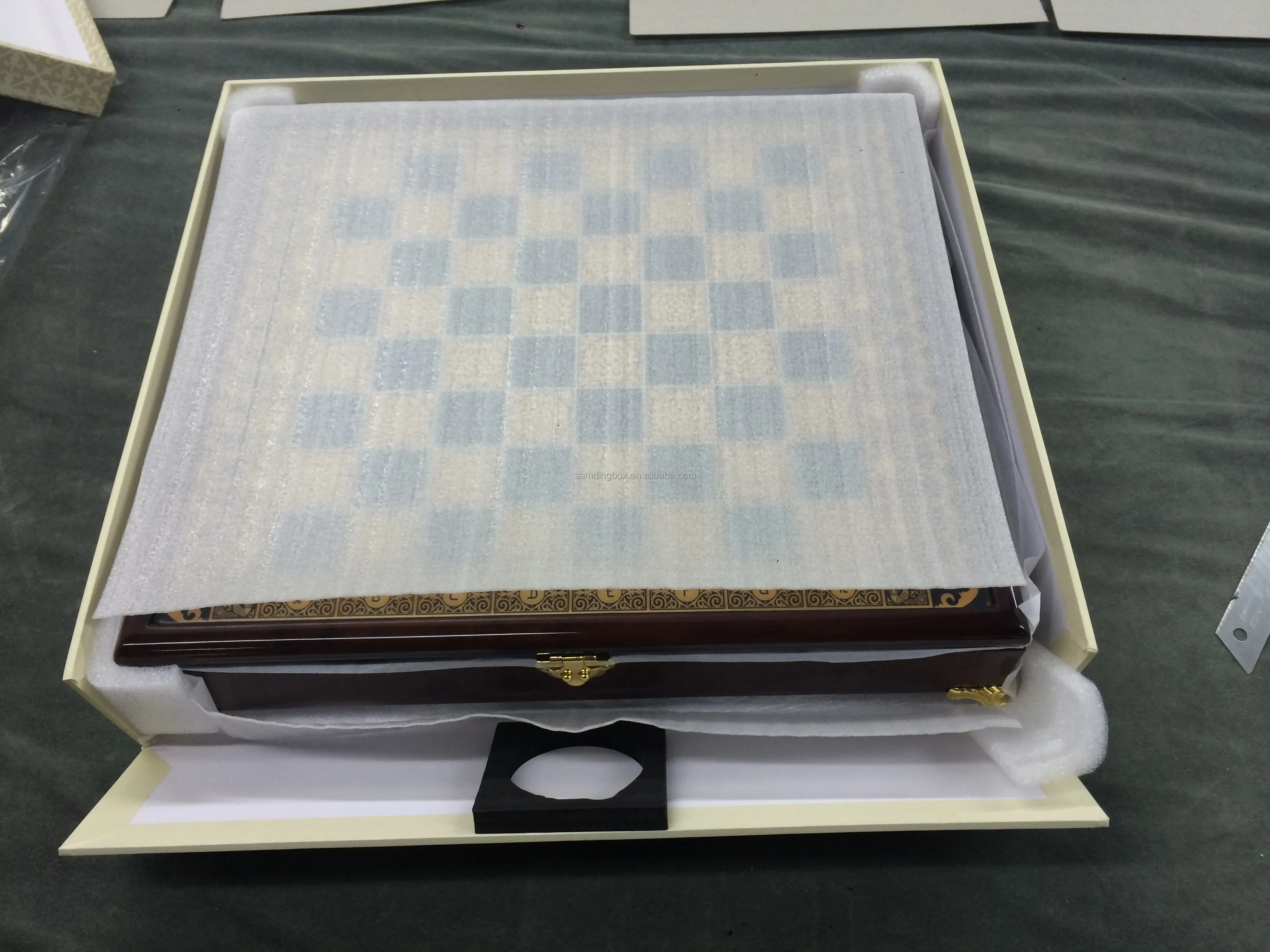 Samding European Glossy Piano Lacquer Finish Wooden Chess Board Luxury Chess Board Club Style Chess Board Box