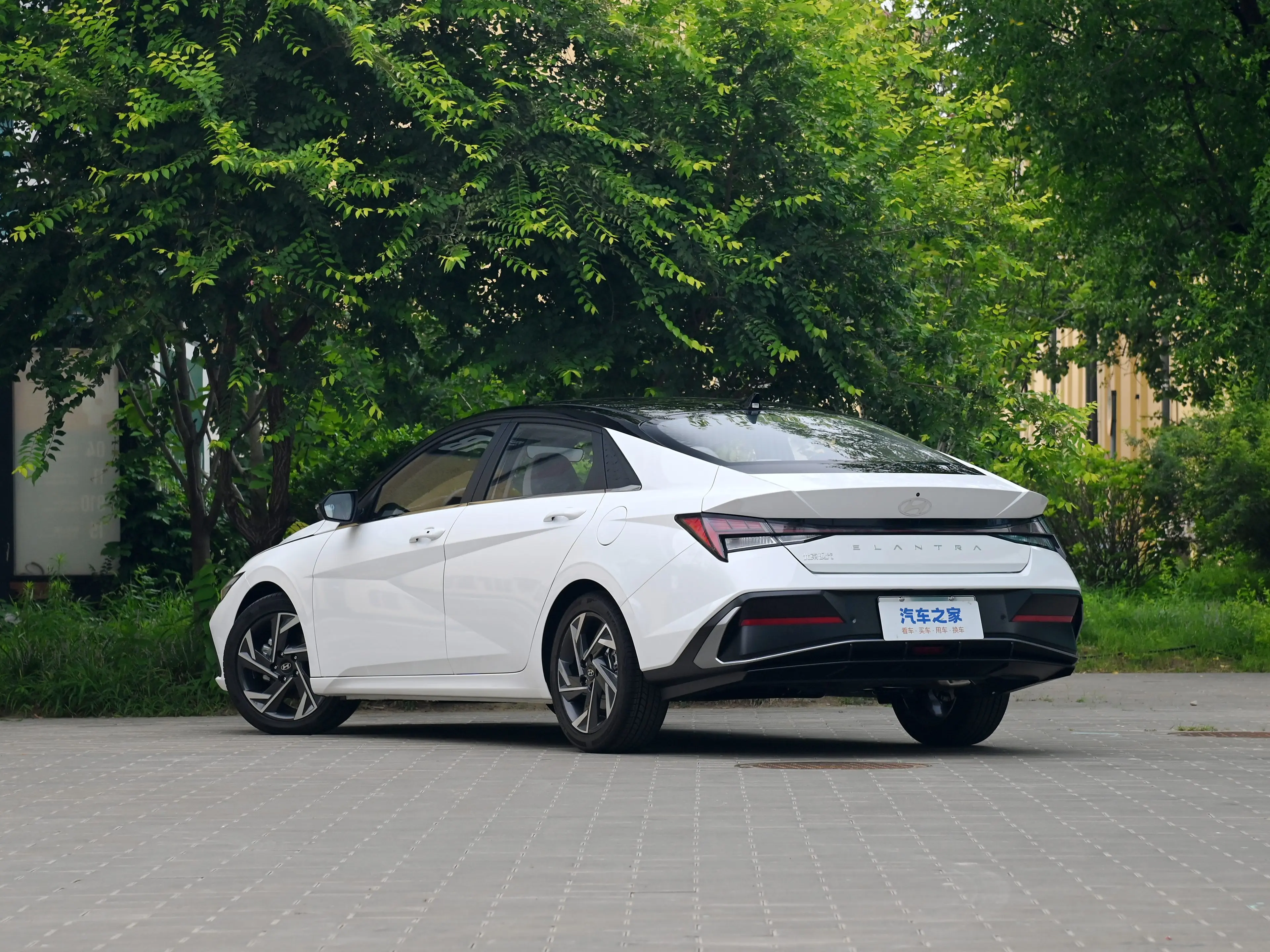 Beijing Hyundai 1.5L Sedan Elantra with Heated Seats for Cold Weather Electric Fuel Light Interior Left Steering