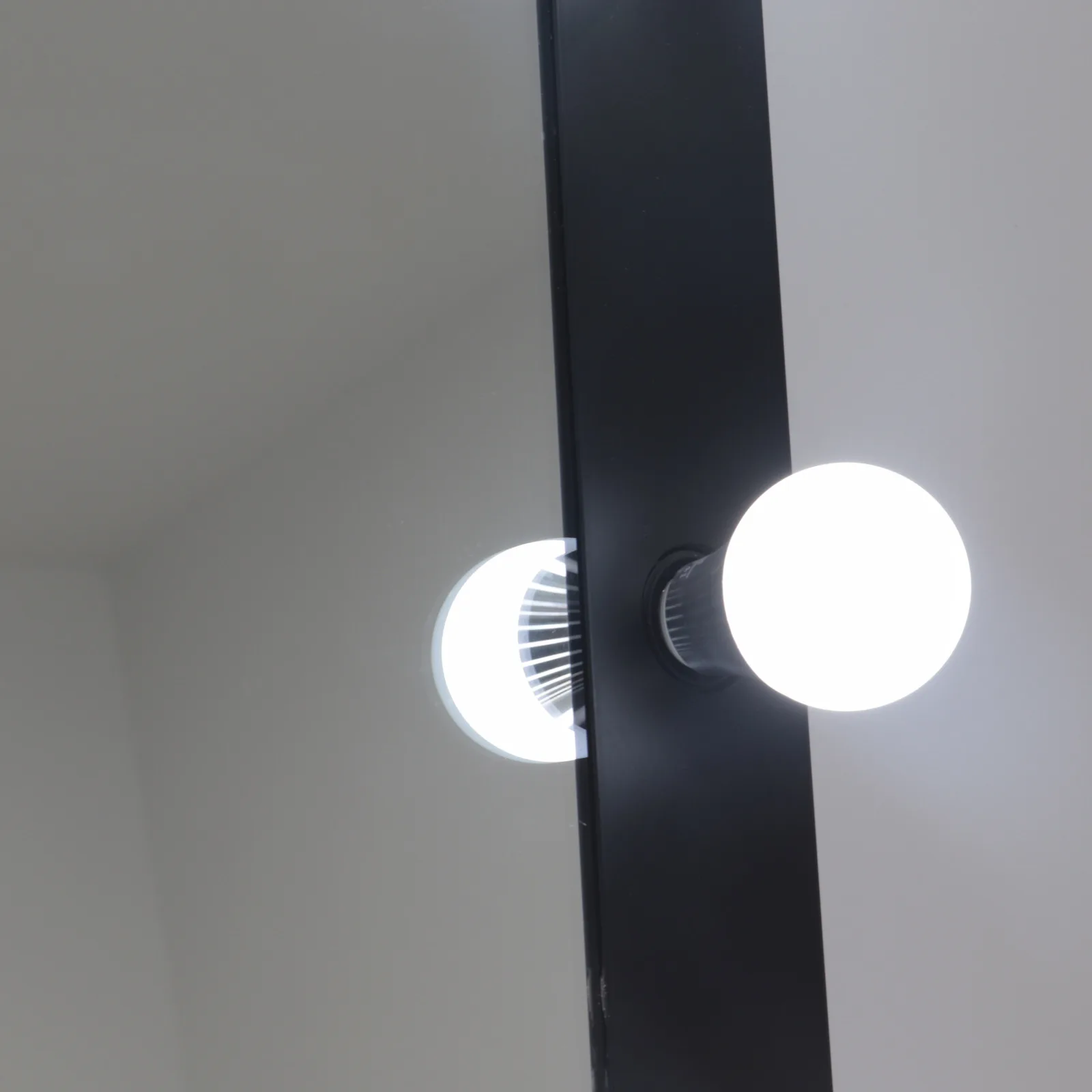 Manufacturer wholesale Hollywood studio full-size mirror, living room vertical make-up table, floor mirror with bulb