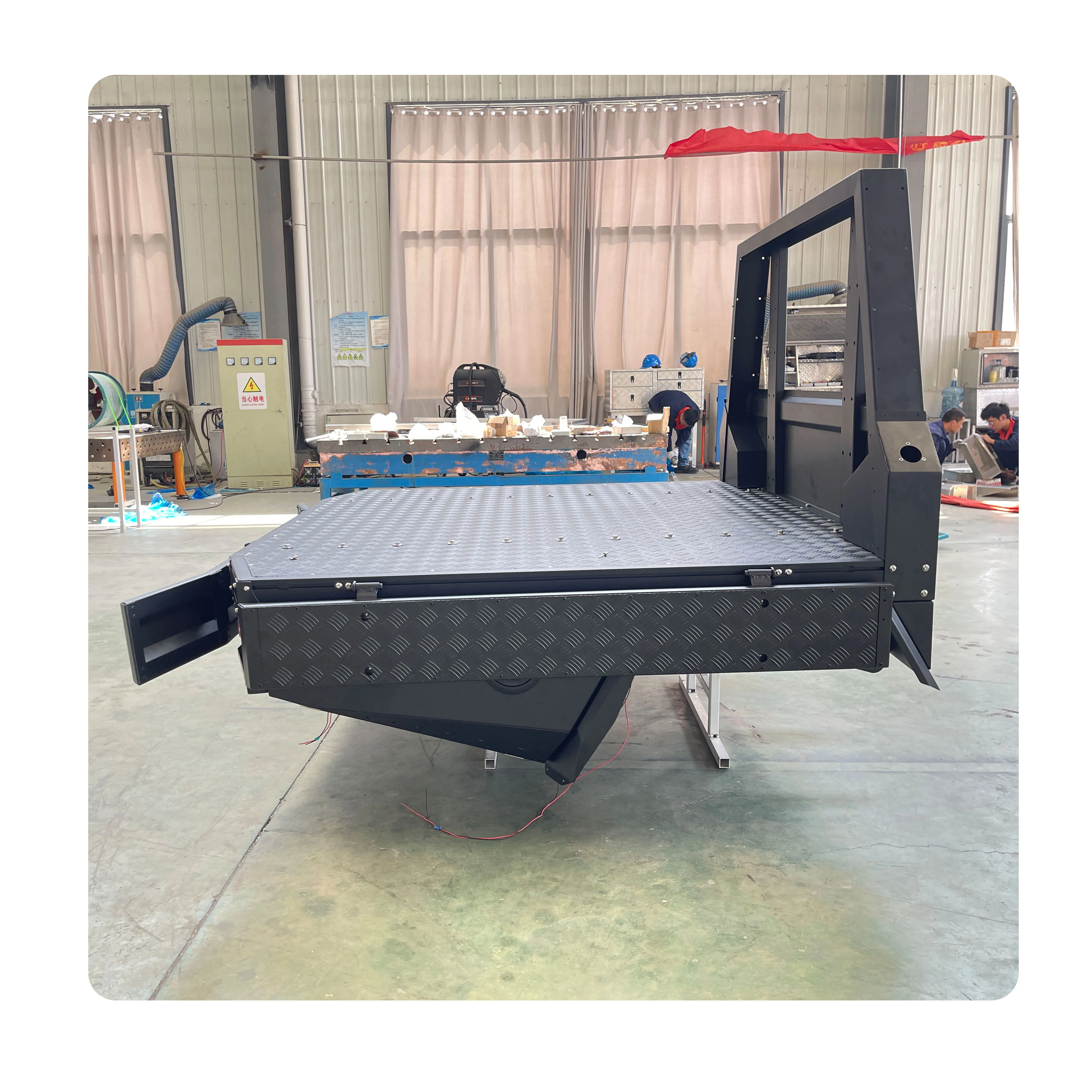 aluminum Water Tank in the headboard of Ute Tray for 4x4 Pickup and Truck Ute Canopy