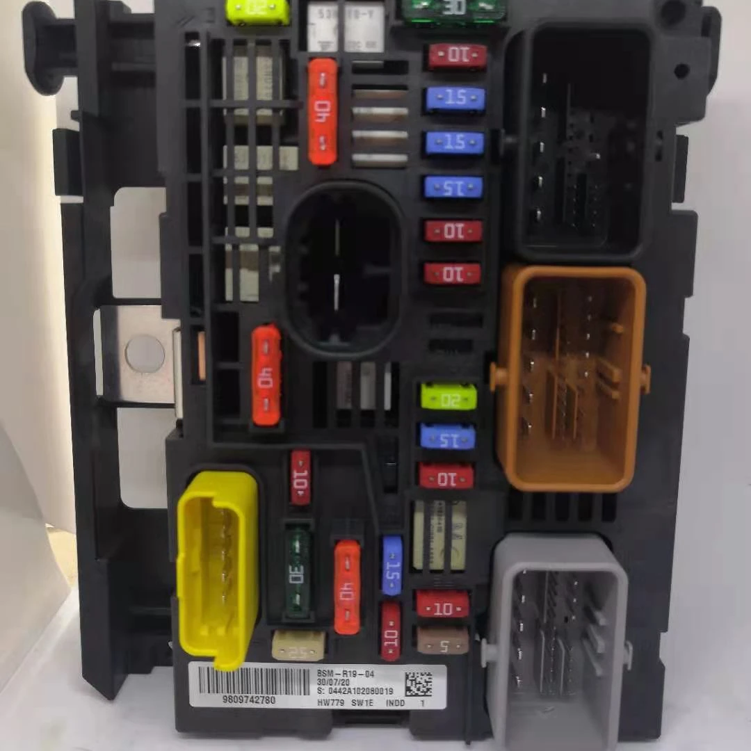 Автомобильный блок предохранителей Peugeot 3008 OEM 9809742780