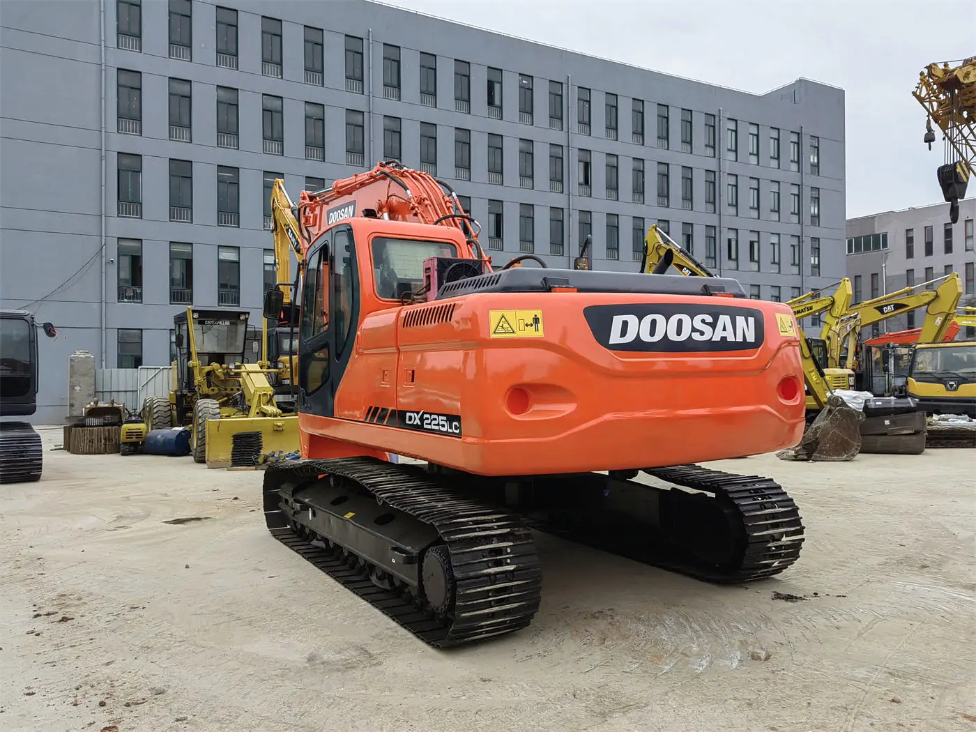 Дешевый в продаже подержанный экскаватор Doosan DX225 корейский dx225lc 225lc строительная техника