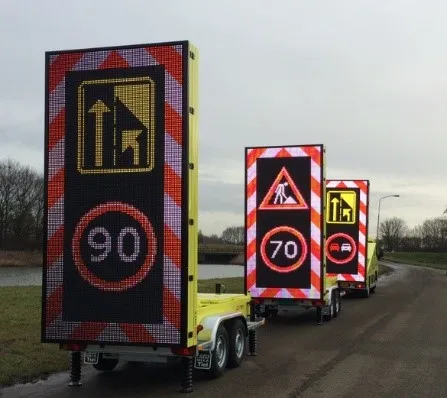 P16mm Mobile Variable message sign EN12966 trailer message boards solar trailer sign portable trailer LED sign