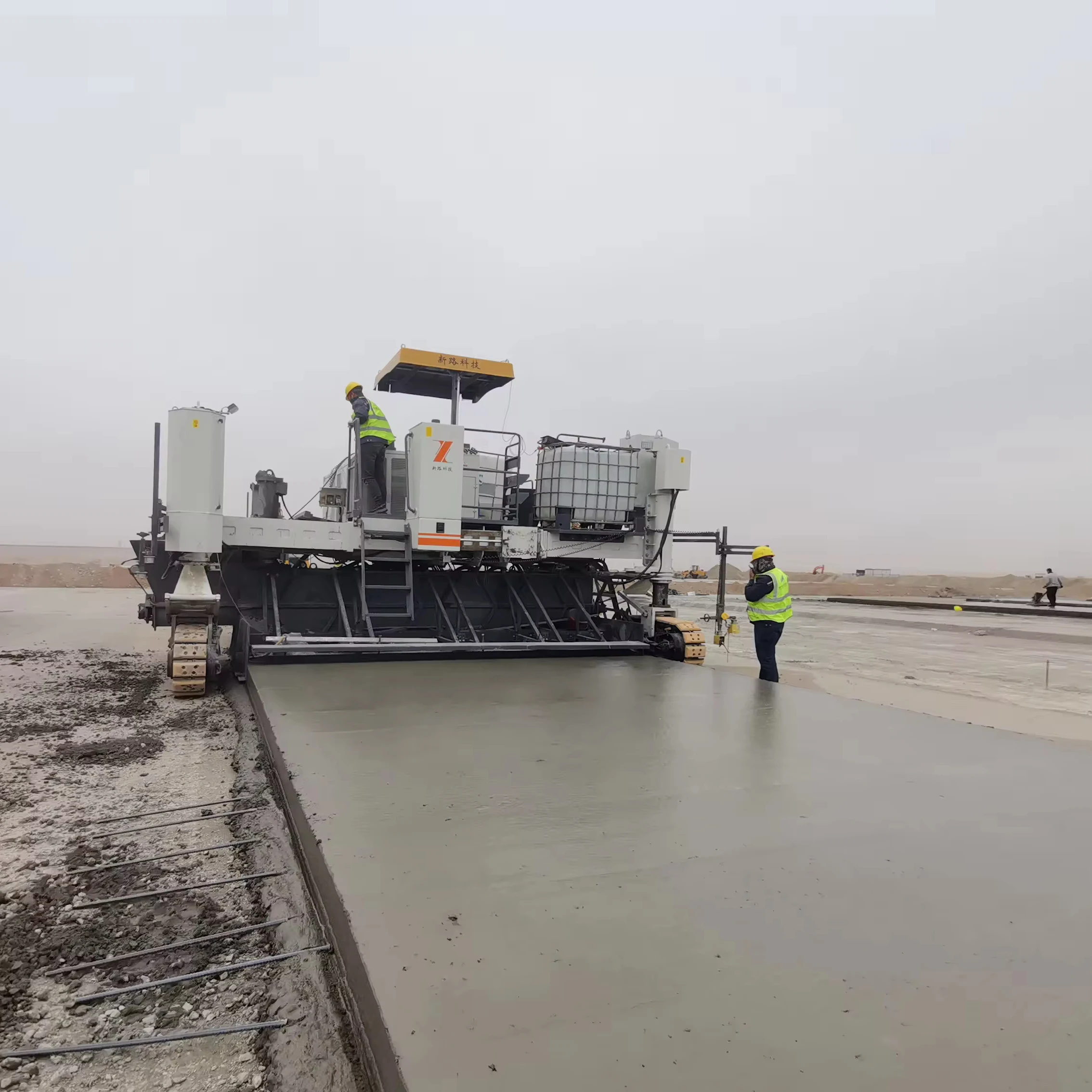 NC2100 Road Construction Concrete slipform Paver 129kw 5m Road Paver machine kebr slipform paver for sale