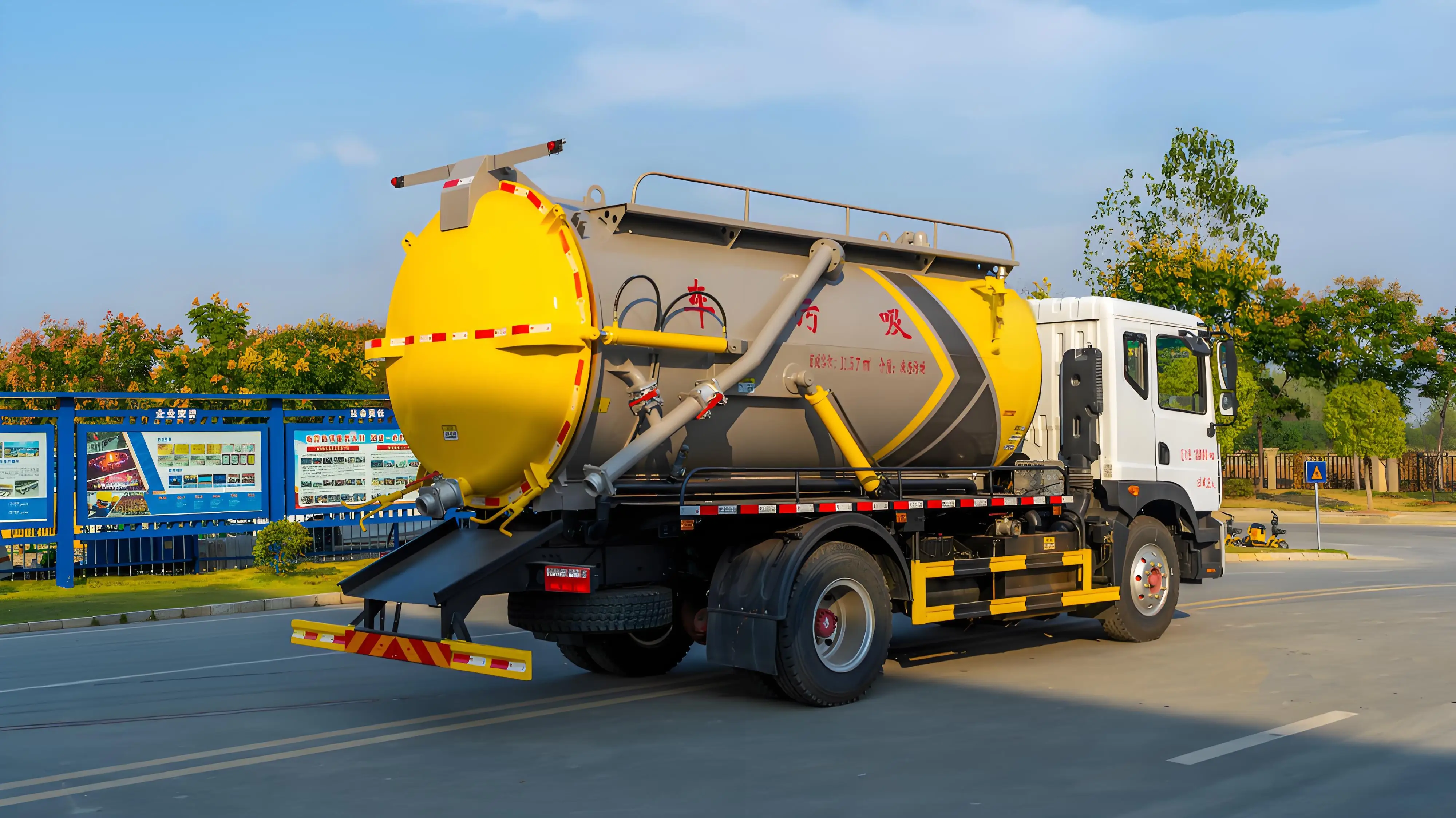 Dongfeng Duolika Cylindrical - tank Sewage Suction Truck with a Capacity of 12 Cubic Meters
