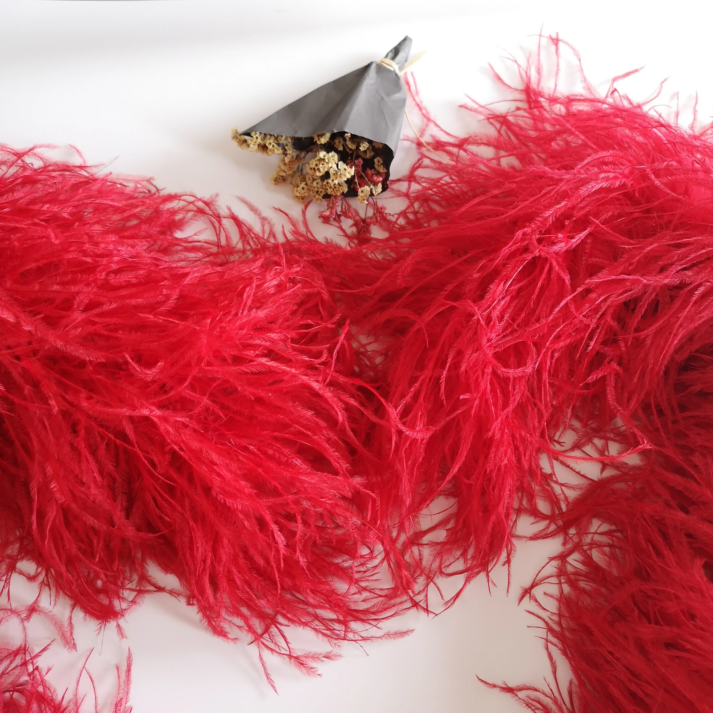Customized Length100 Cm Red White Luxury Ostrich Feathers Boa 8 Ply Ostrich Feather Strip For Scarf Shawl Placemat Decoration