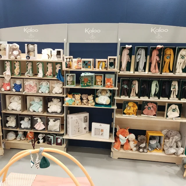 Clothing Display Rack Adjustable Shelves 290m Custom Logo Wooden Flooring Display For Retail Shops