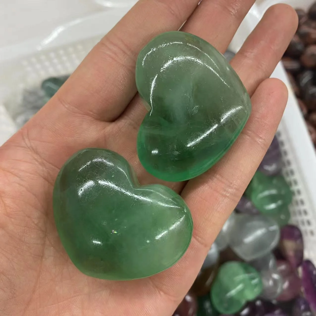 Factory Price Wholesale Natural Healing Crystal Hearts Rainbow Flourite Hearts Palm For Home Decoration