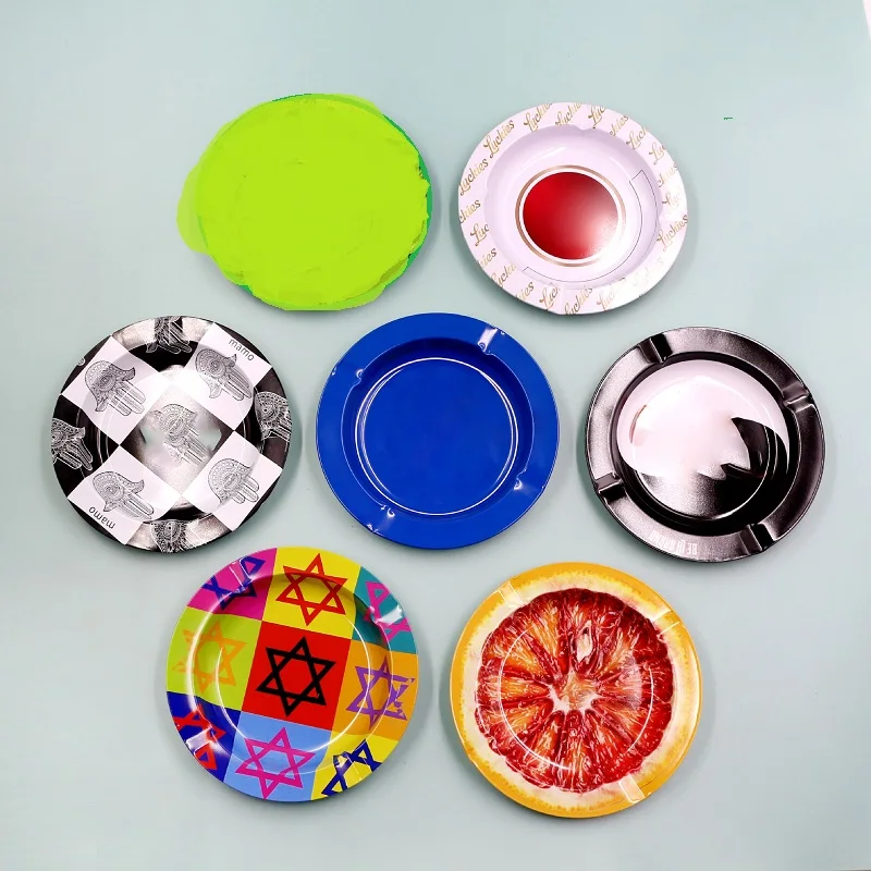 Wholesale Cheap Custom Logo Pocket Tin Round Portable Metal Ashtray for Office and Home Character Design Ashtray